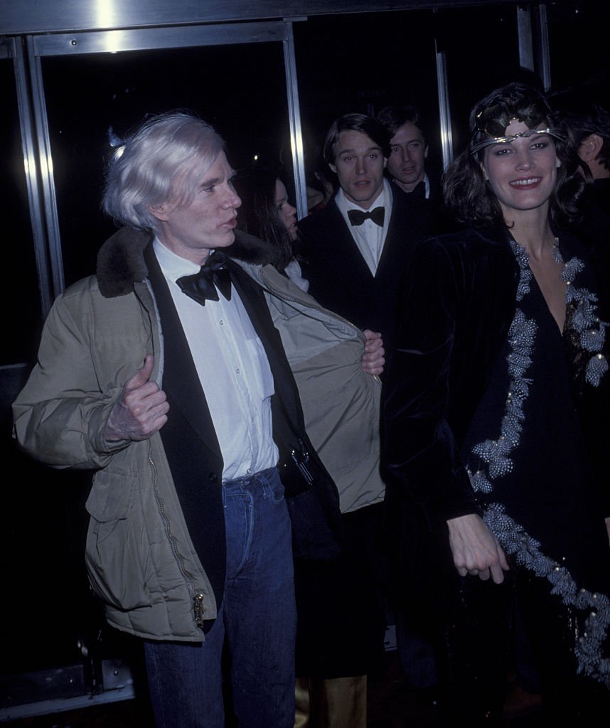 Otra foto de Andy Warhol y Barbara Allen en la fiesta de fin de año de Studio 54 en Studio 54 en Nueva York. | Foto: Getty Images