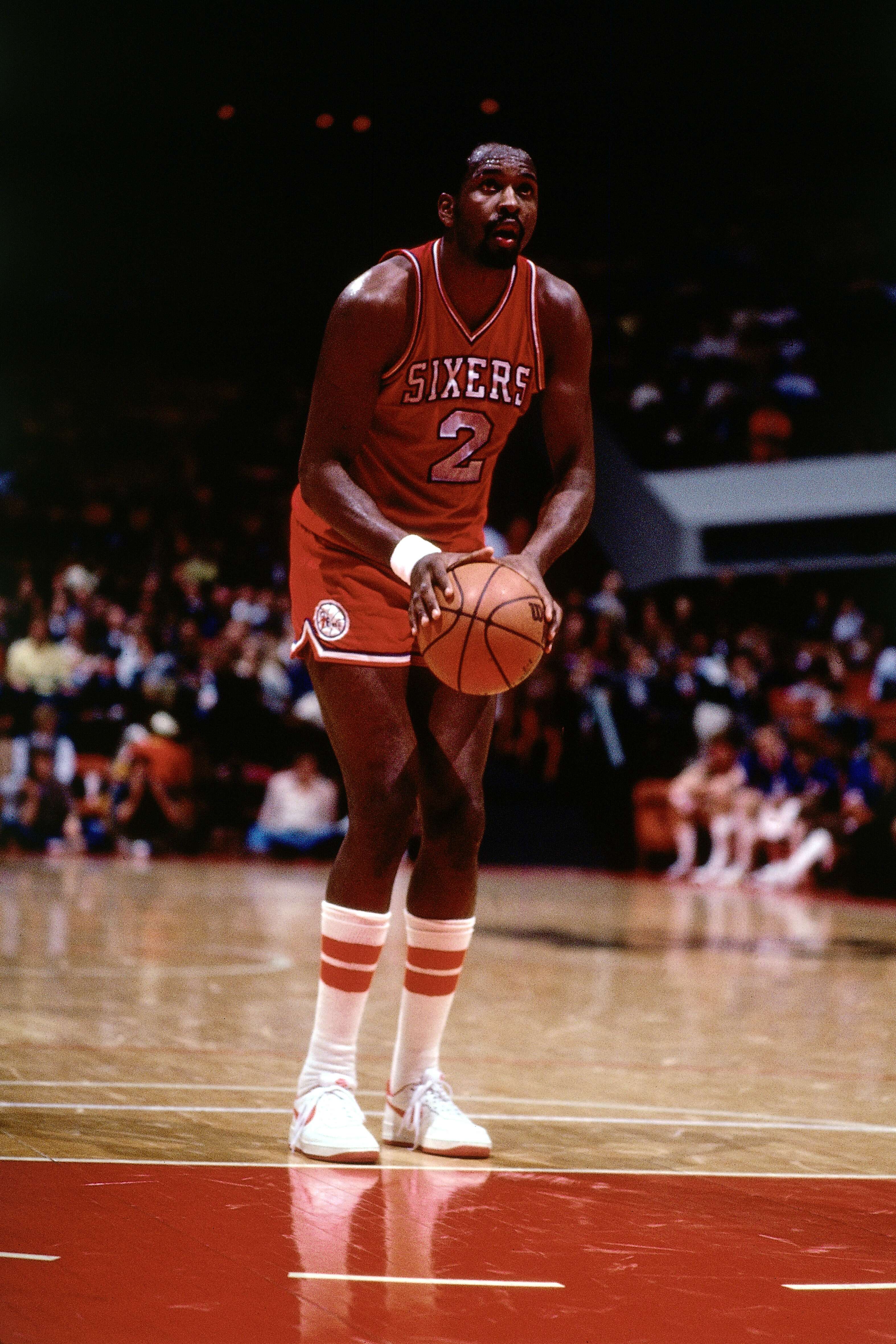 Moses Malone lanza un tiro libre contra los Atlanta Hawks en The Omni durante la temporada 1983 de la NBA. |  Foto: Getty Images