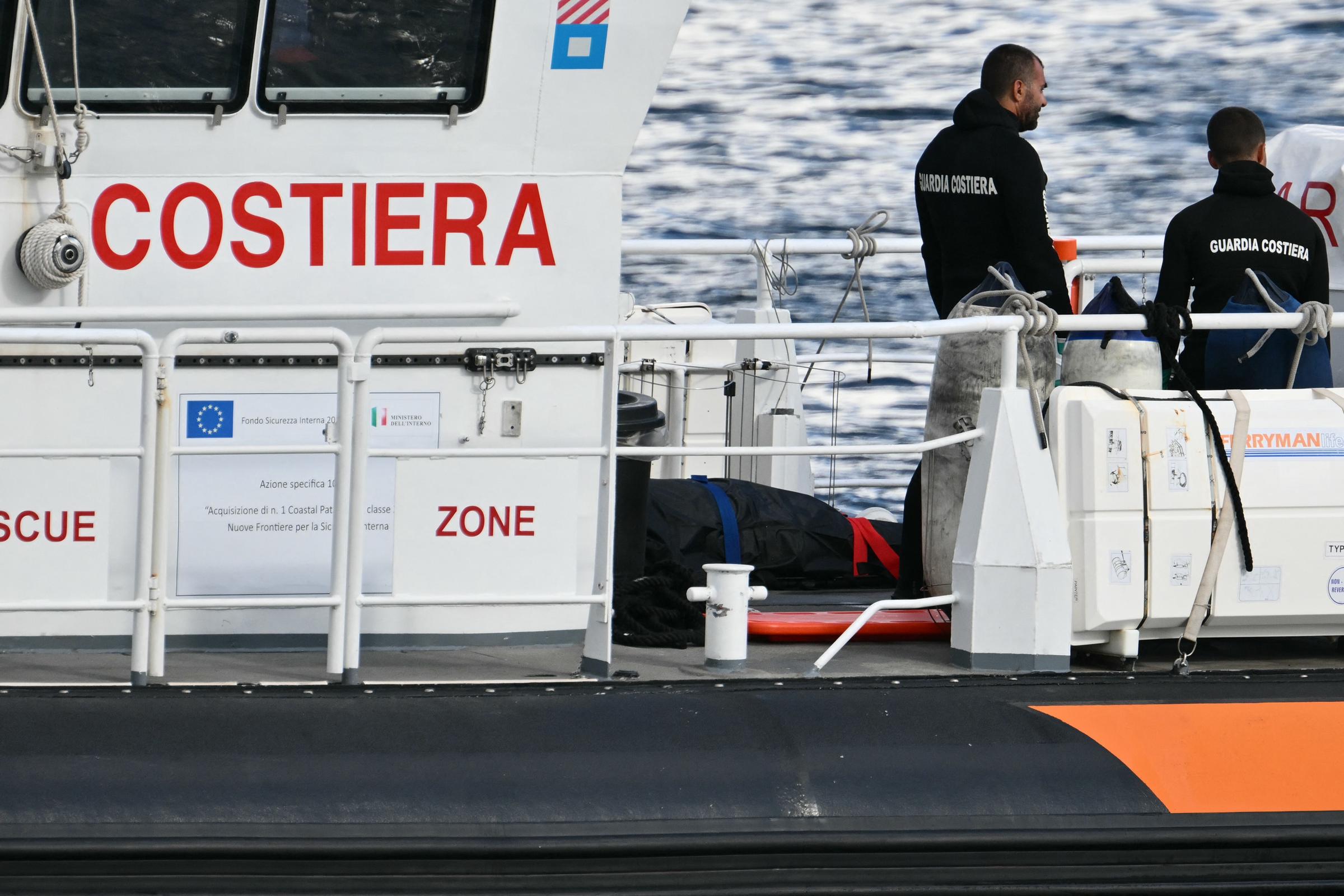 Buceadores de los Vigili del Fuoco sacan una bolsa con un cadáver del barco frente a Porticello, cerca de Palermo, el 21 de agosto de 2024 | Fuente: Getty Images