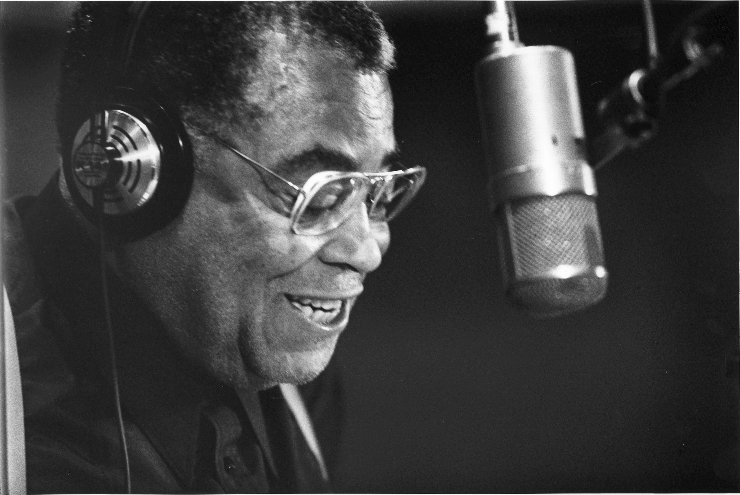 James Earl Jones hablando por el micrófono durante una sesión de grabación en un estudio de Hollywood, California, el 10 de julio de 1991 | Fuente: Getty Images