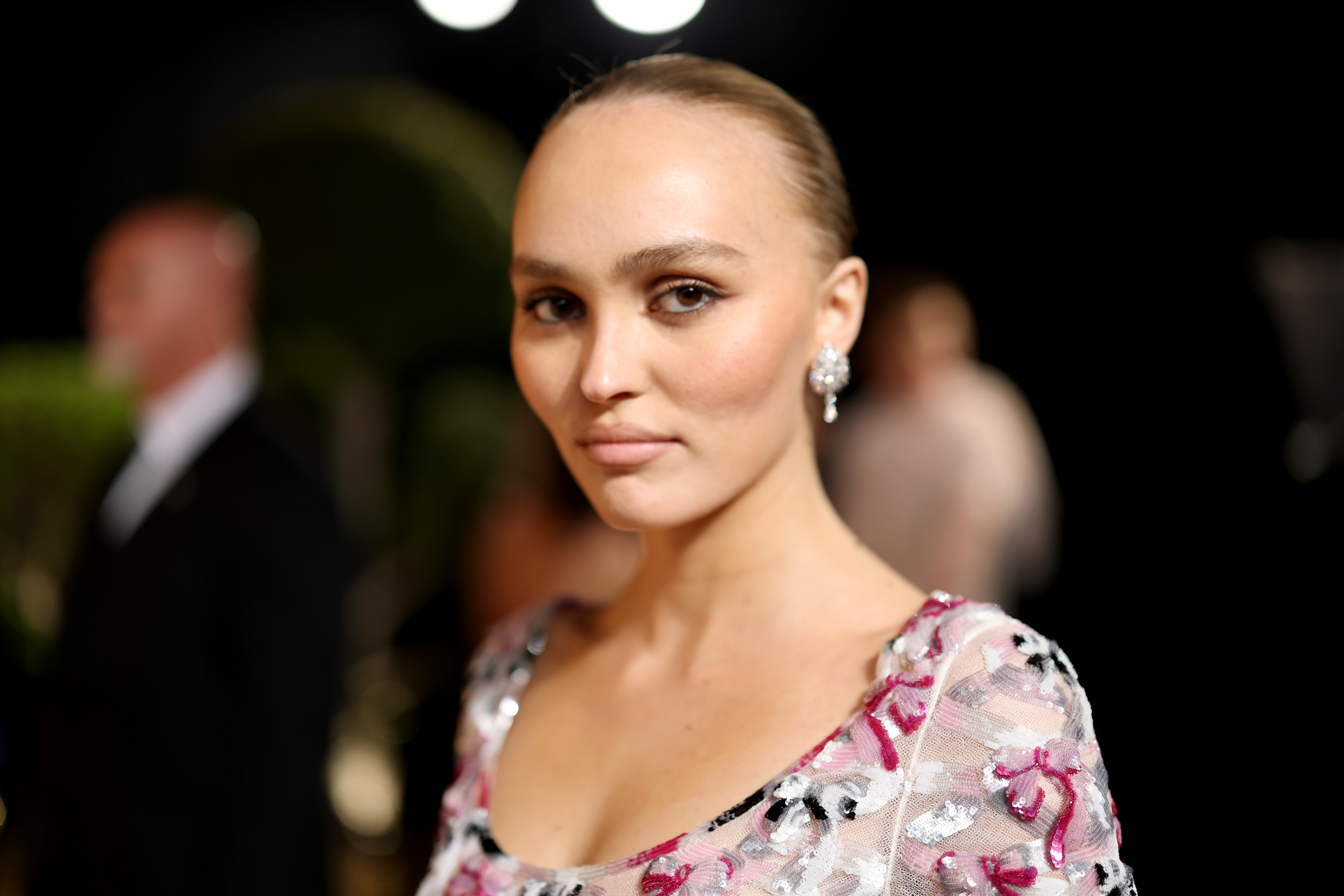 Lily-Rose Depp asiste a la fiesta de los Óscar de Vanity Fair de 2025 en Beverly Hills el 2 de marzo. Ya ha hablado antes de cómo evita las críticas en Internet y de que valora más las opiniones de su familia y amigos que las de desconocidos. | Fuente: Getty Images