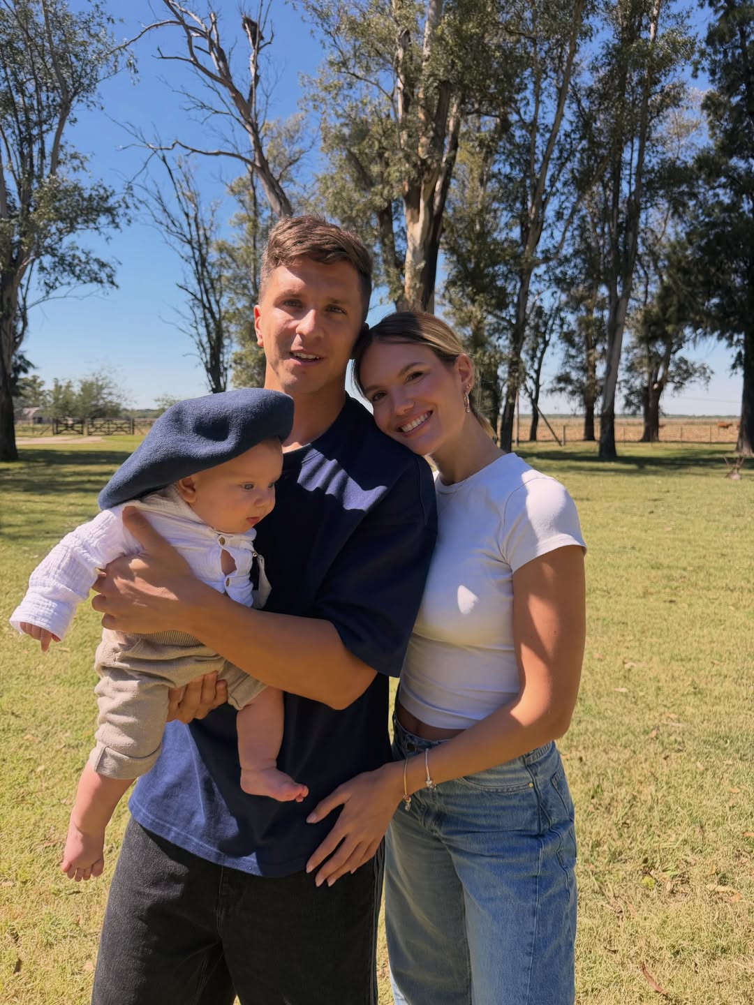 Eva Bargiela junto a Gianluca Simeone y su hijo Faustino mientras disfrutan de la naturaleza | Fuente: Instagram /evabargiela