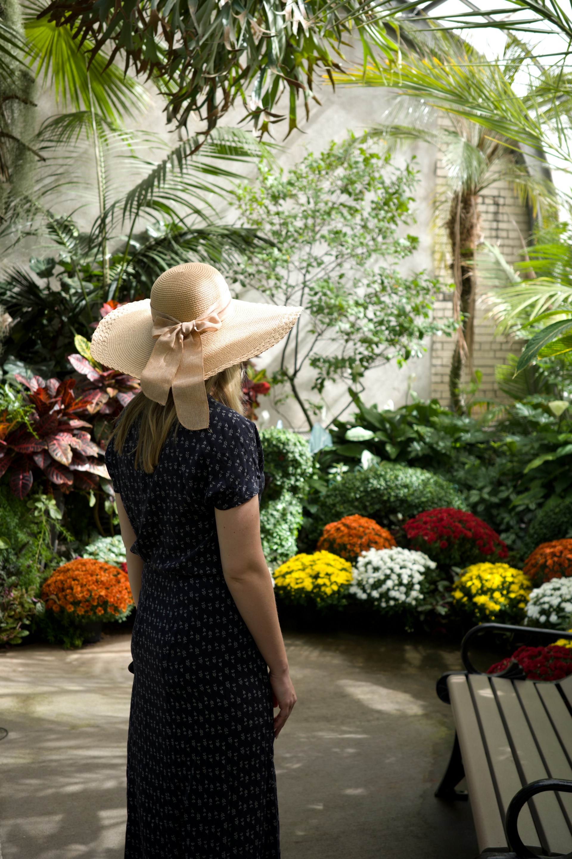 Una mujer admirando un hermoso jardín | Fuente: Unsplash