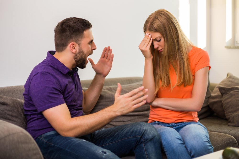 Esposos enojandos discutiendo mientras están sentados en un sofá. | Foto: Shutterstock