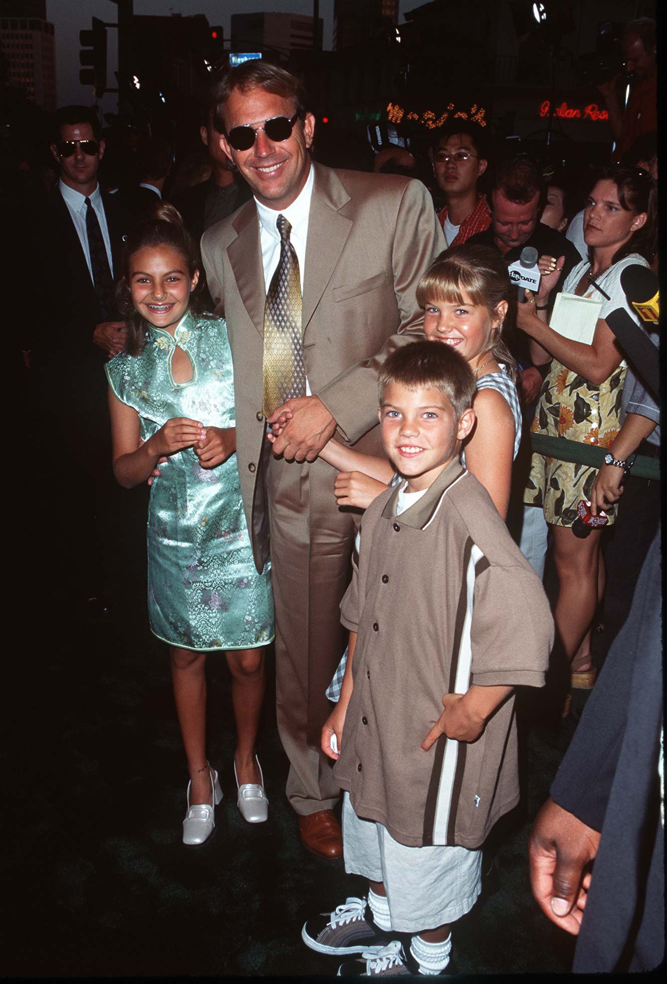 Kevin Costner and his children Lily, Annie, & Joe in L.A. California Premiere in 1996.\\u00a0| Foto: Getty Images