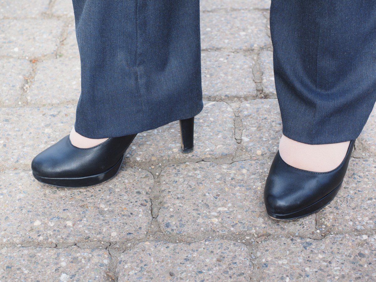 Mujer usando pantalones holgados y zapatos con plataforma pequeña. | Foto: PxHere