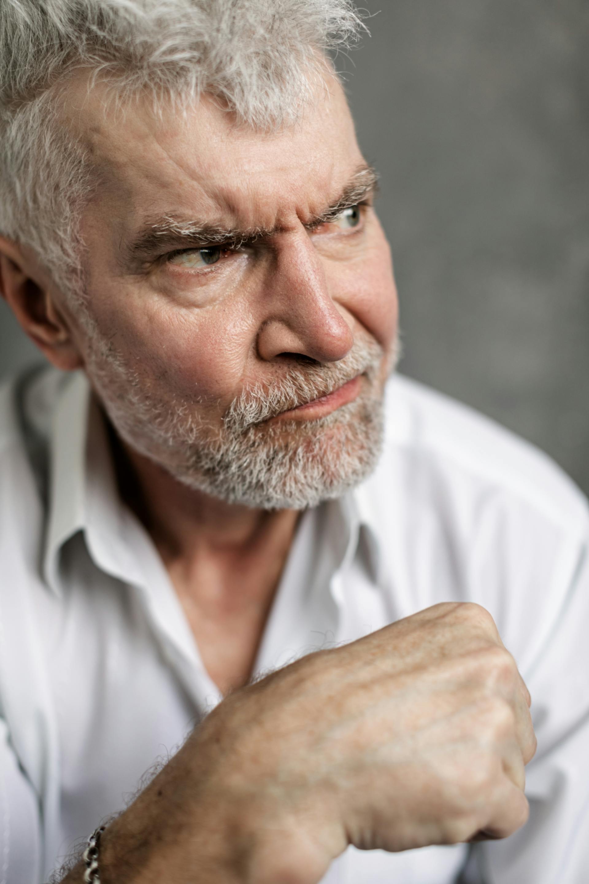 Un hombre de aspecto gruñón | Fuente: Pexels