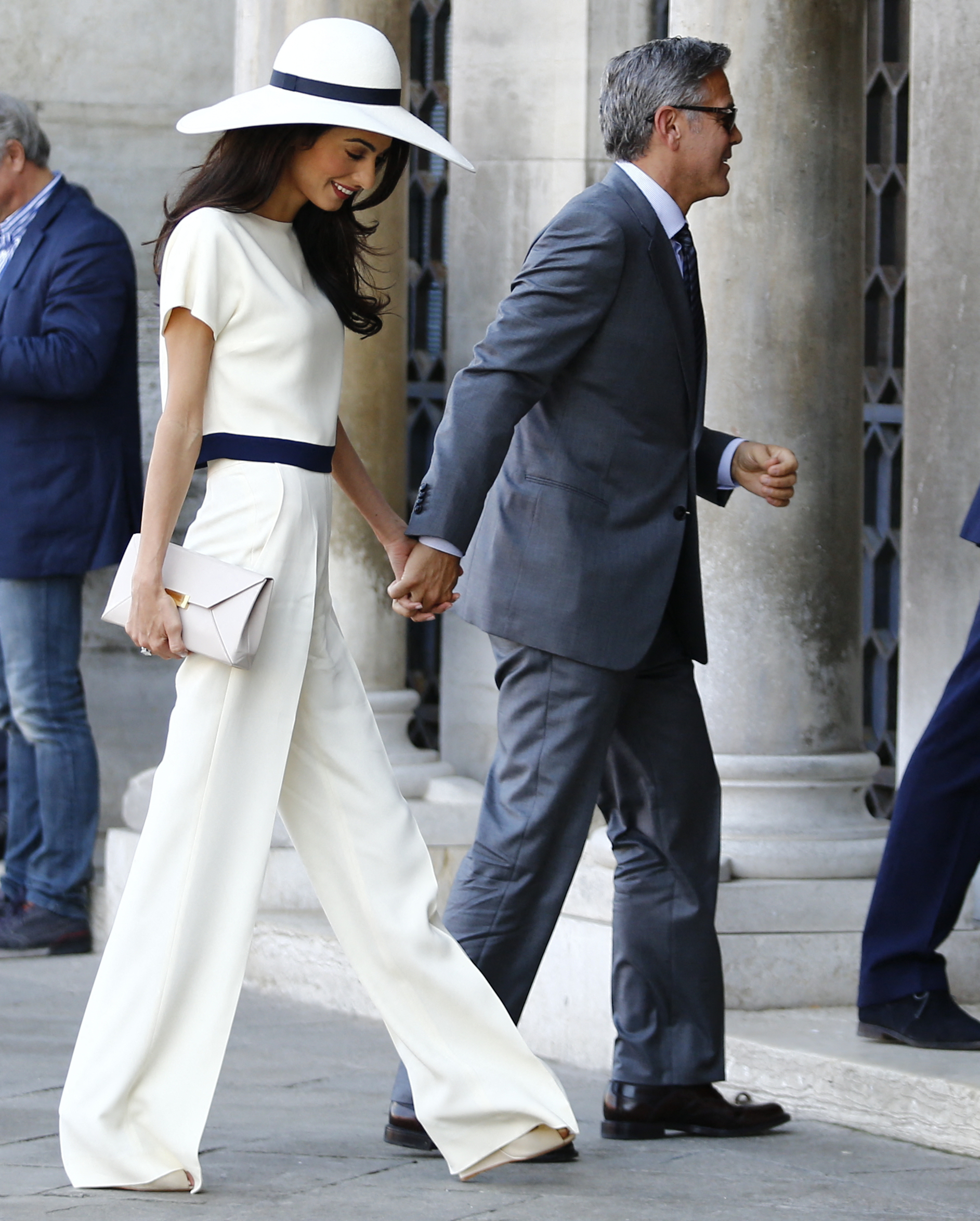 Amal y George Clooney llegan al palacio Ca Farsetti de Venecia, para asistir a una ceremonia civil para oficializar su boda el 29 de septiembre de 2014 | Fuente: Getty Images