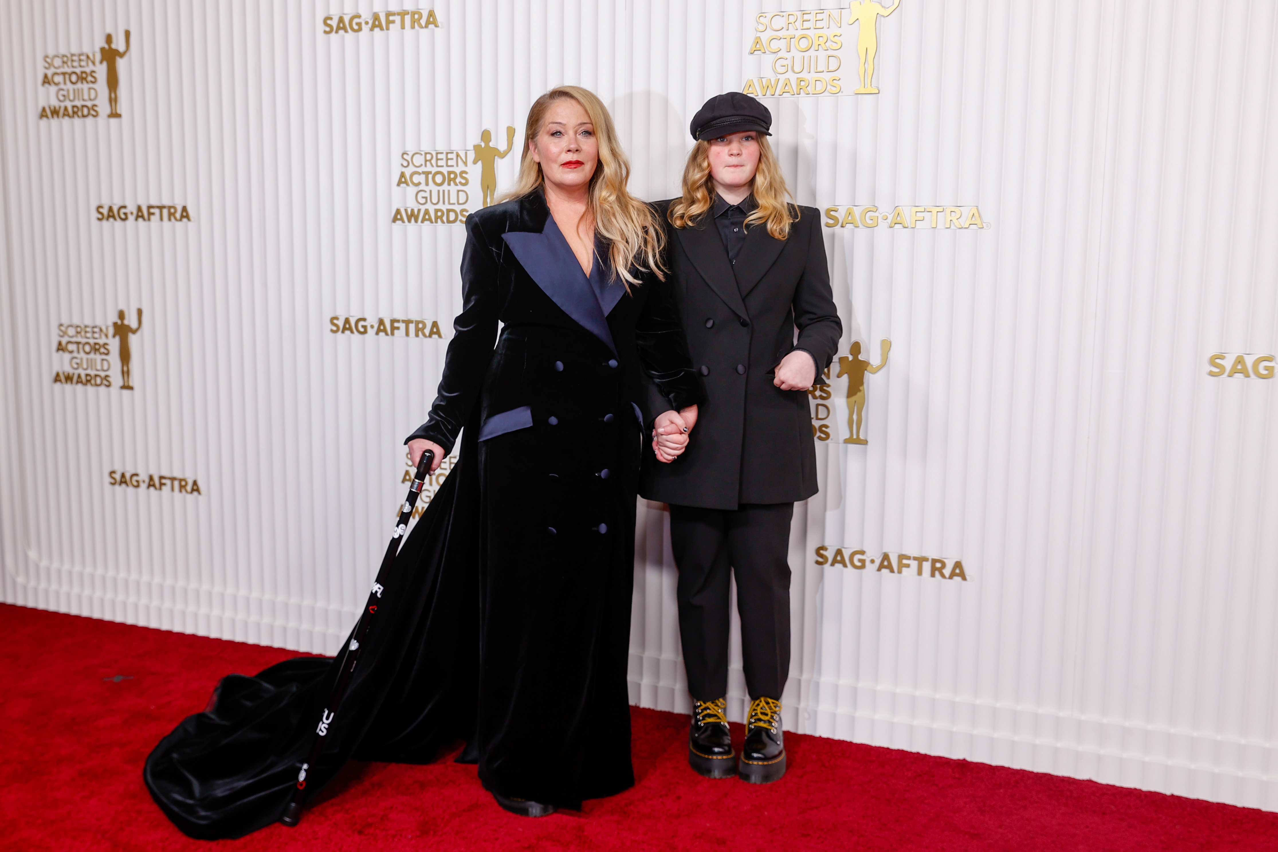 Christina Applegate y Sadie Grace LeNoble en la alfombra roja de la 29.ª edición de los Premios del Sindicato de Actores. | Fuente: Getty Images