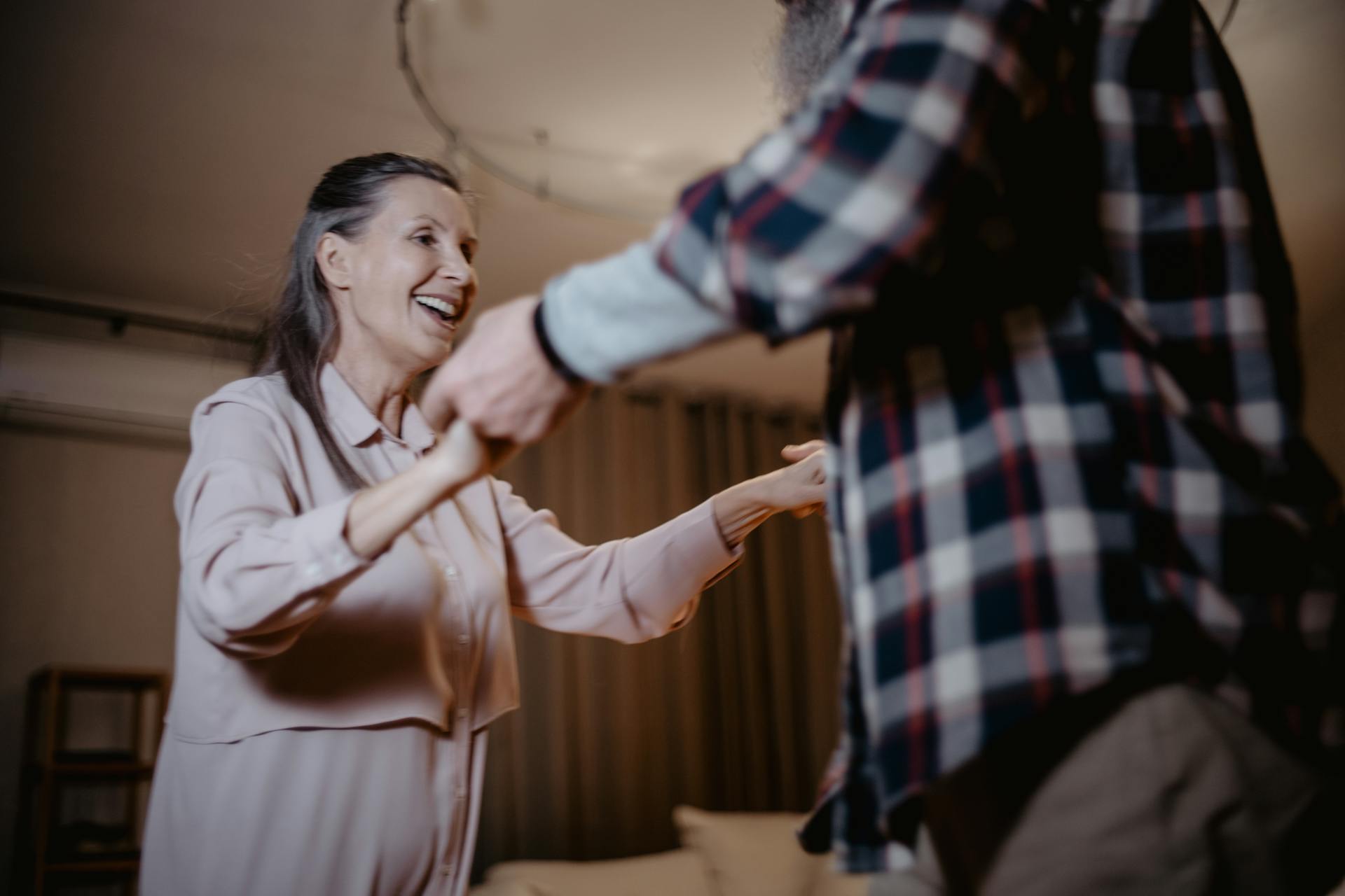 Una pareja de ancianos bailando | Foto: Pexels