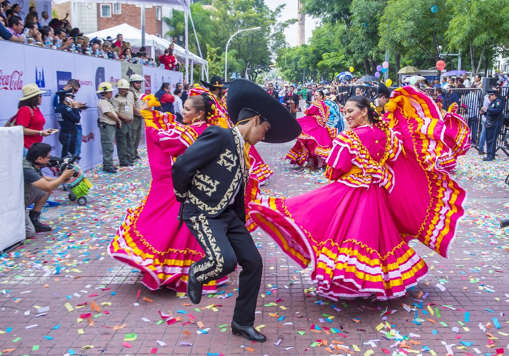 Participantes del desfile del Festival Internacional de Mariachi y Charros en Guadalajara.| Fuente: Shutterstock