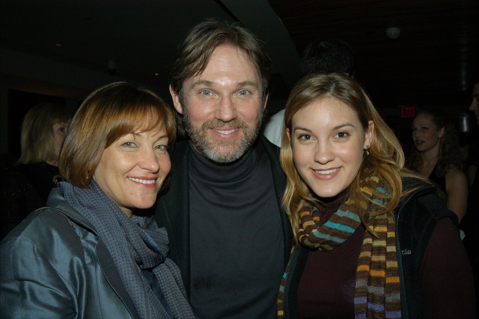 Richard Thomas, Georgiana Bischoff y su hija Kendra en la fiesta de inauguración de la obra "The Stendhal Syndrome" el 15 de febrero de 2004 | Fuente: Getty Images