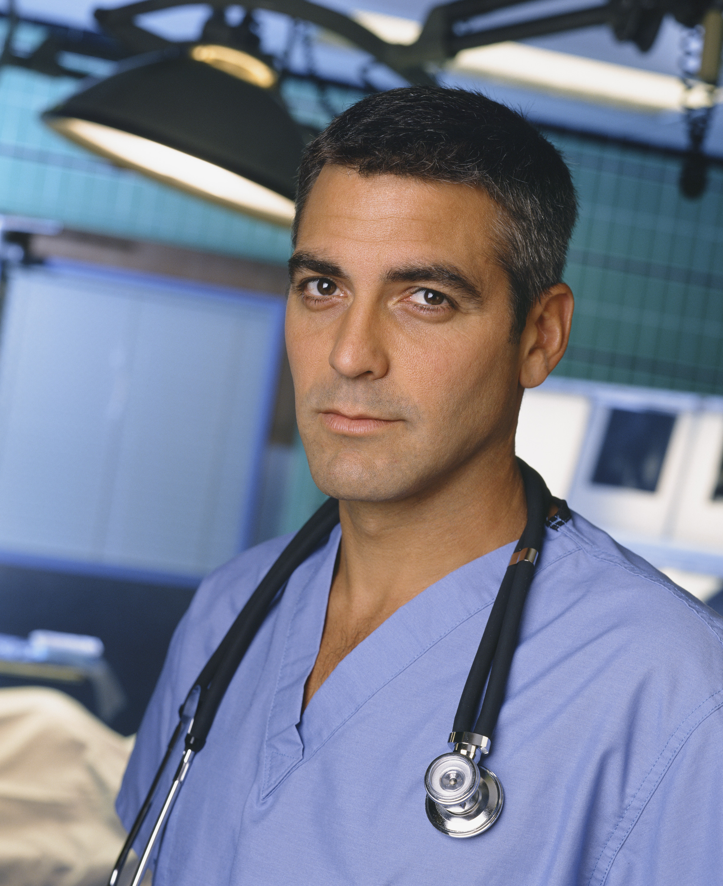 George Clooney como el doctor Doug Ross en el plató de "ER" | Fuente: Getty Images