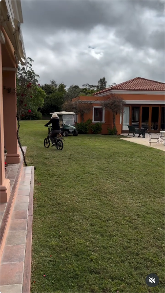 Susana Giménez durante un paseo en bicicleta en el jardín de su mansión junto a sus perritos | Fuente: Instagram/gimenezsuok