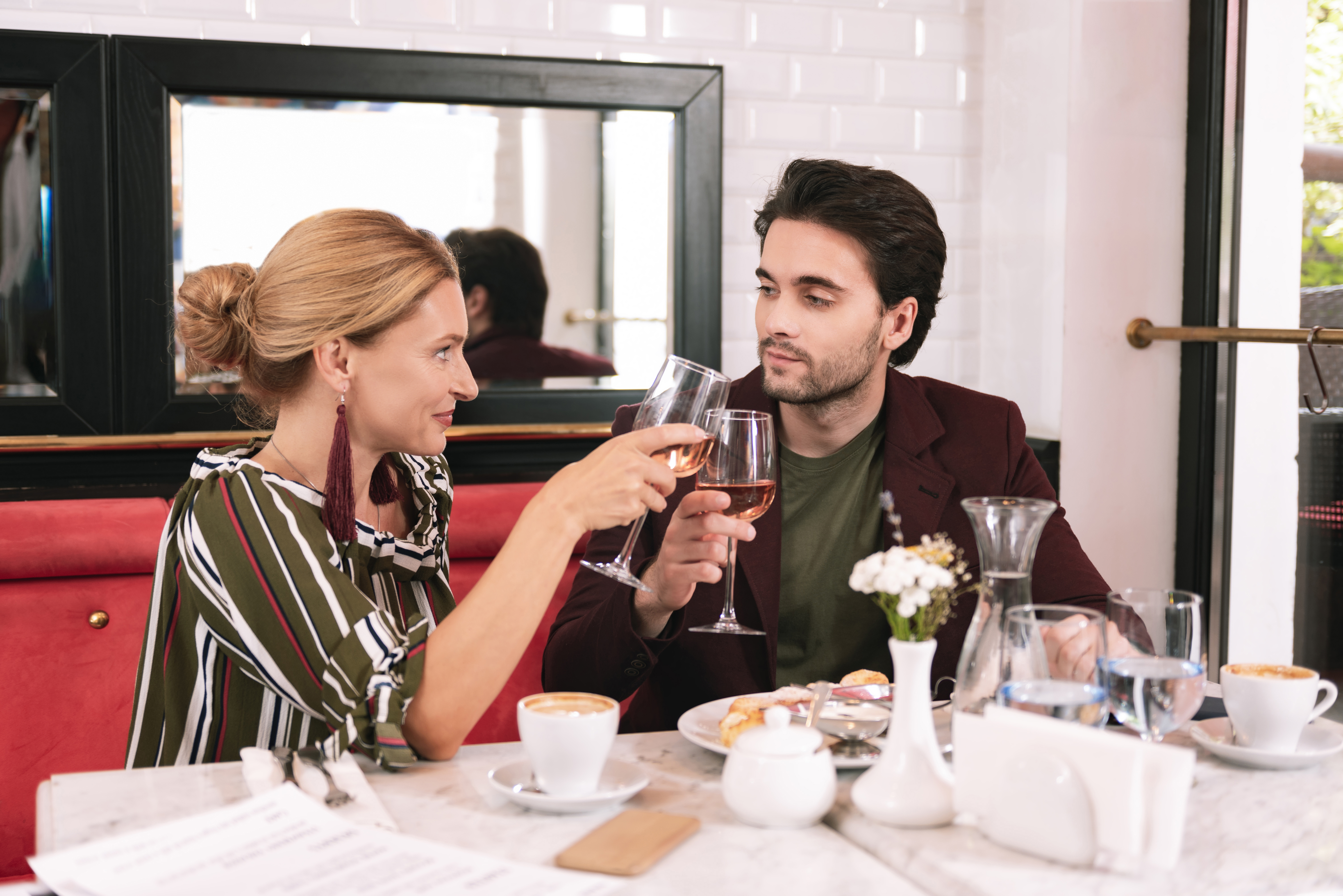 Pareja brindando. | Foto: Shutterstock