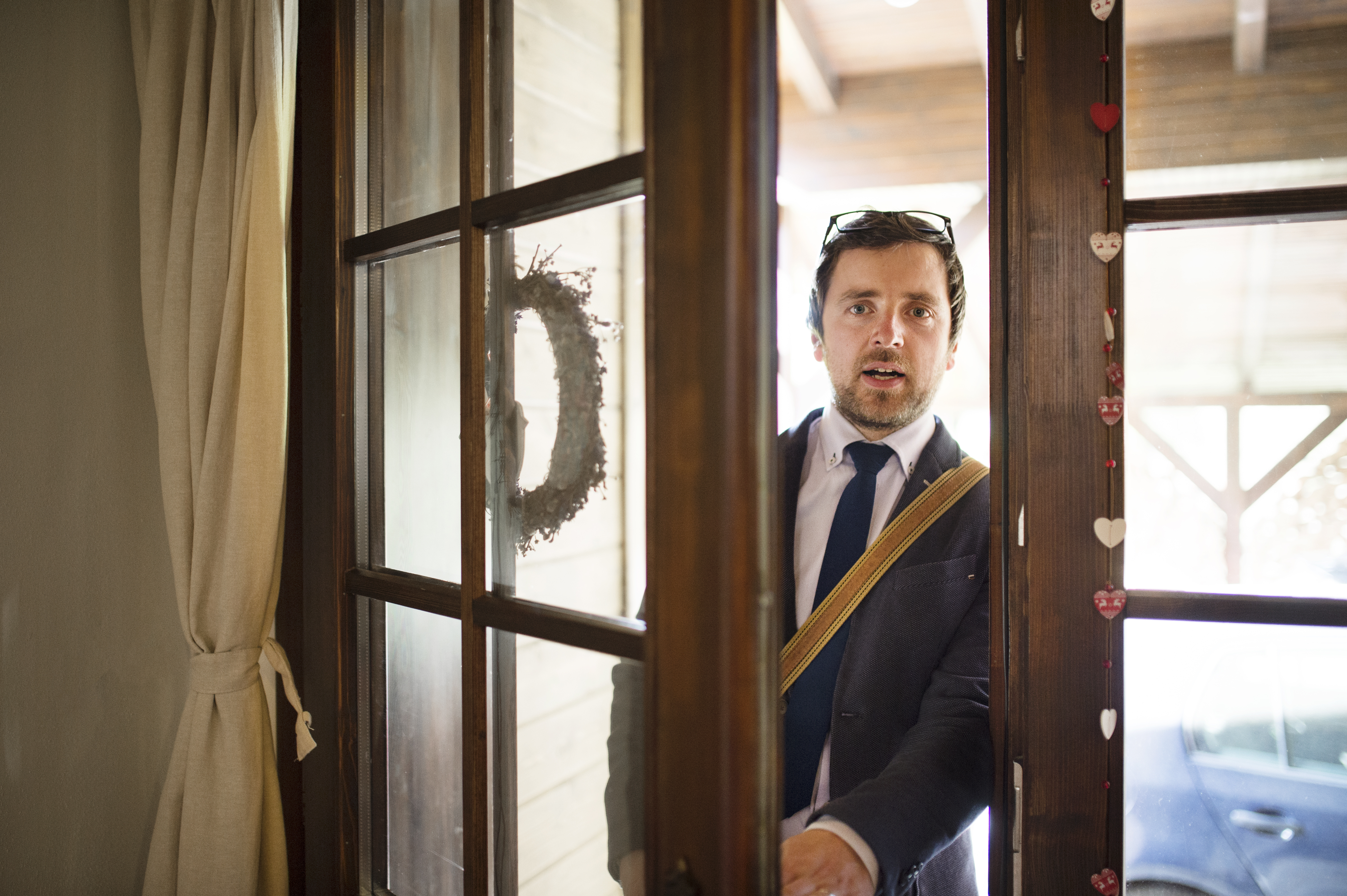 Hombre entrando en su casa con una expresión de confusión en la cara | Foto: Shutterstock