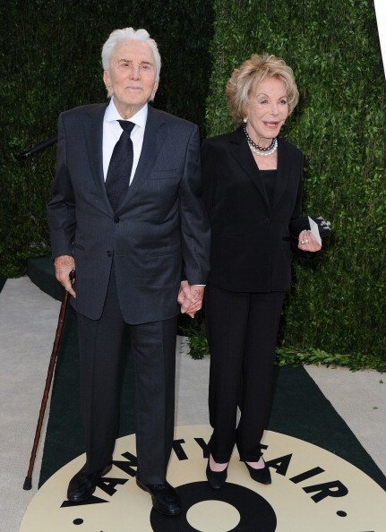 Actor Kirk Douglas (L) and Anne Buydens arrive at the 2013 Vanity Fair Oscar Party hosted by Graydon Carter at Sunset Tower on February 24, 2013 in West Hollywood, California. | Foto: Getty Images