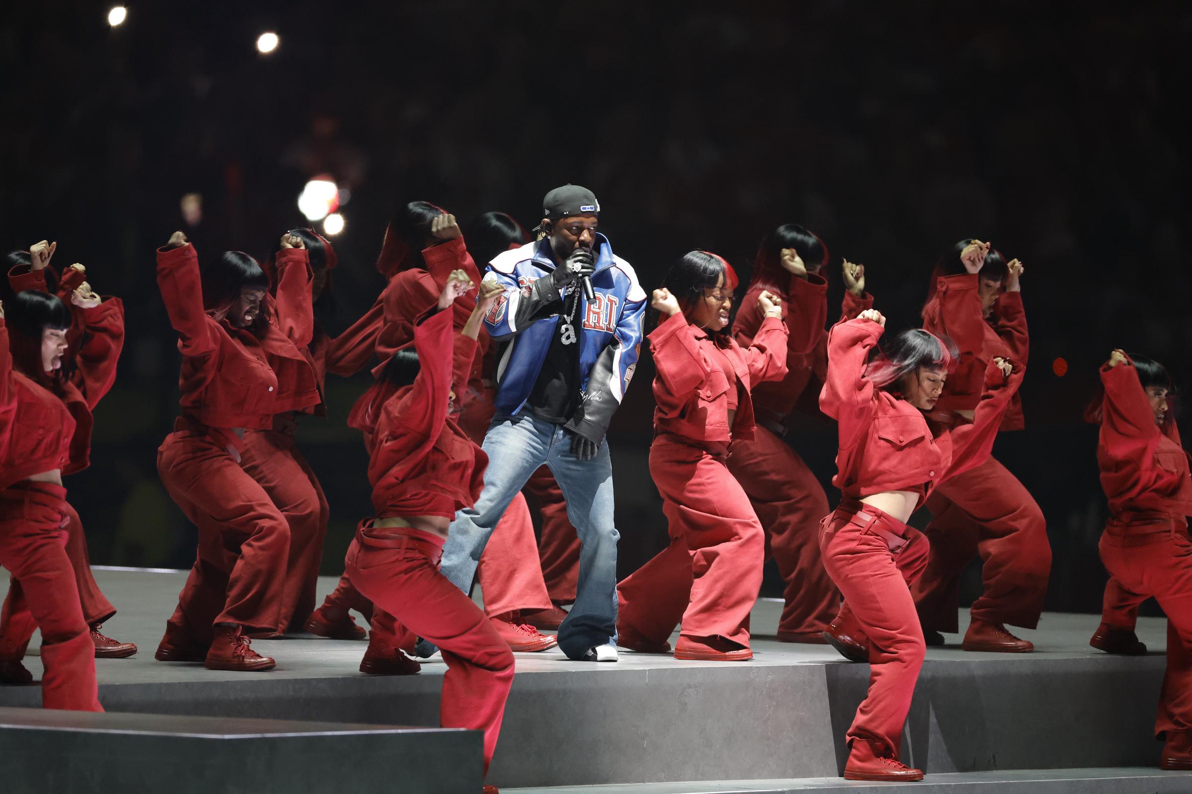 Kendrick Lamar y algunas de sus bailarinas en el escenario durante el Halftime Show de la Super Bowl LIX el 9 de febrero de 2025, en Nueva Orleans, Luisiana. | Fuente: Getty Images