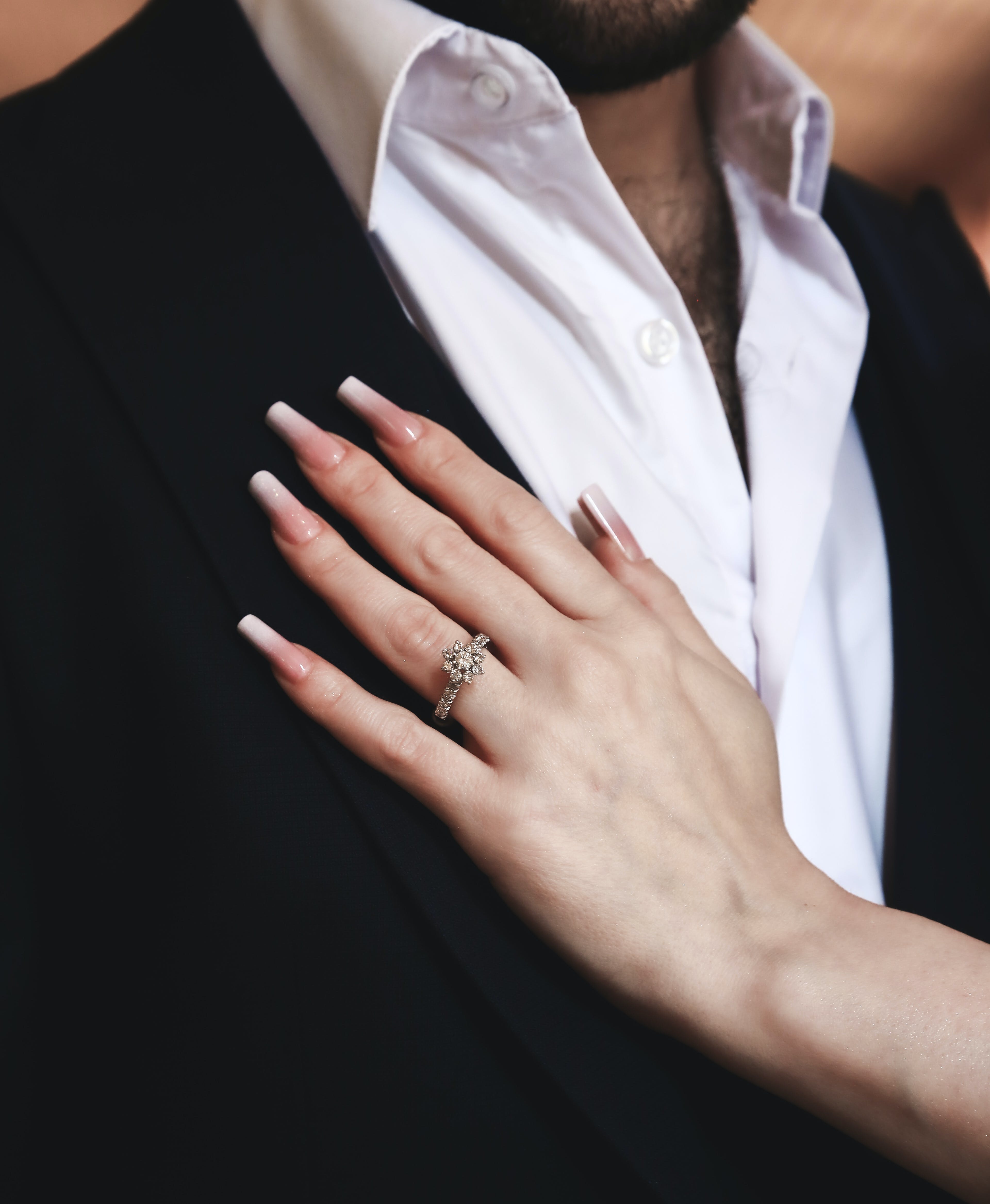 Mujer apoya la mano en el pecho de un hombre | Foto: Pexels