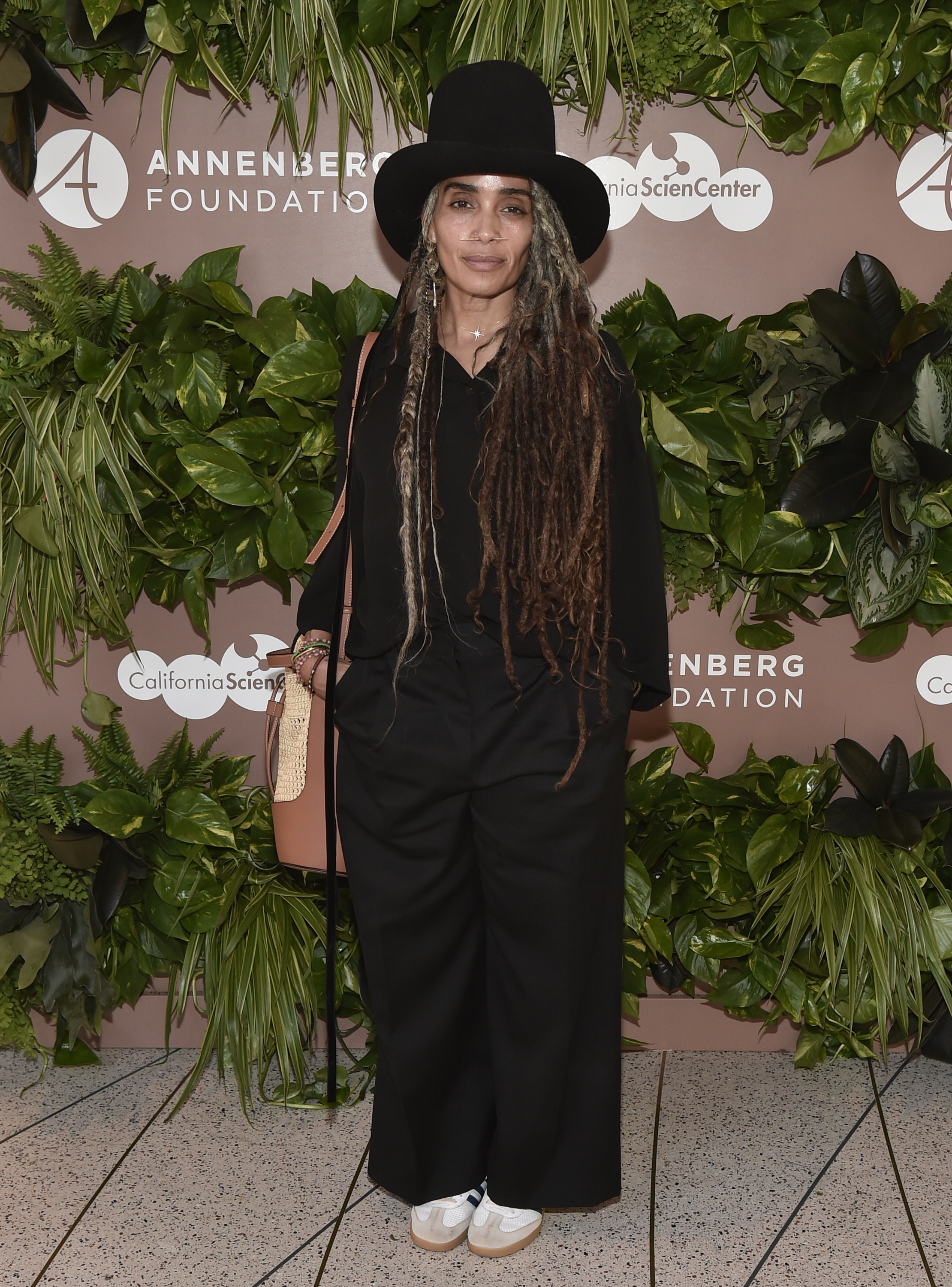 Esta foto de 2022 muestra a Lisa Bonet durante una de sus últimas apariciones públicas antes de su ausencia de cuatro años en grandes eventos. Asistió al estreno en Norteamérica de la exposición Amazônia de Sebastião Salgado en Los Ángeles, luciendo sus largas rastas debajo de un sombrero negro de ala ancha. | Fuente: Getty Images