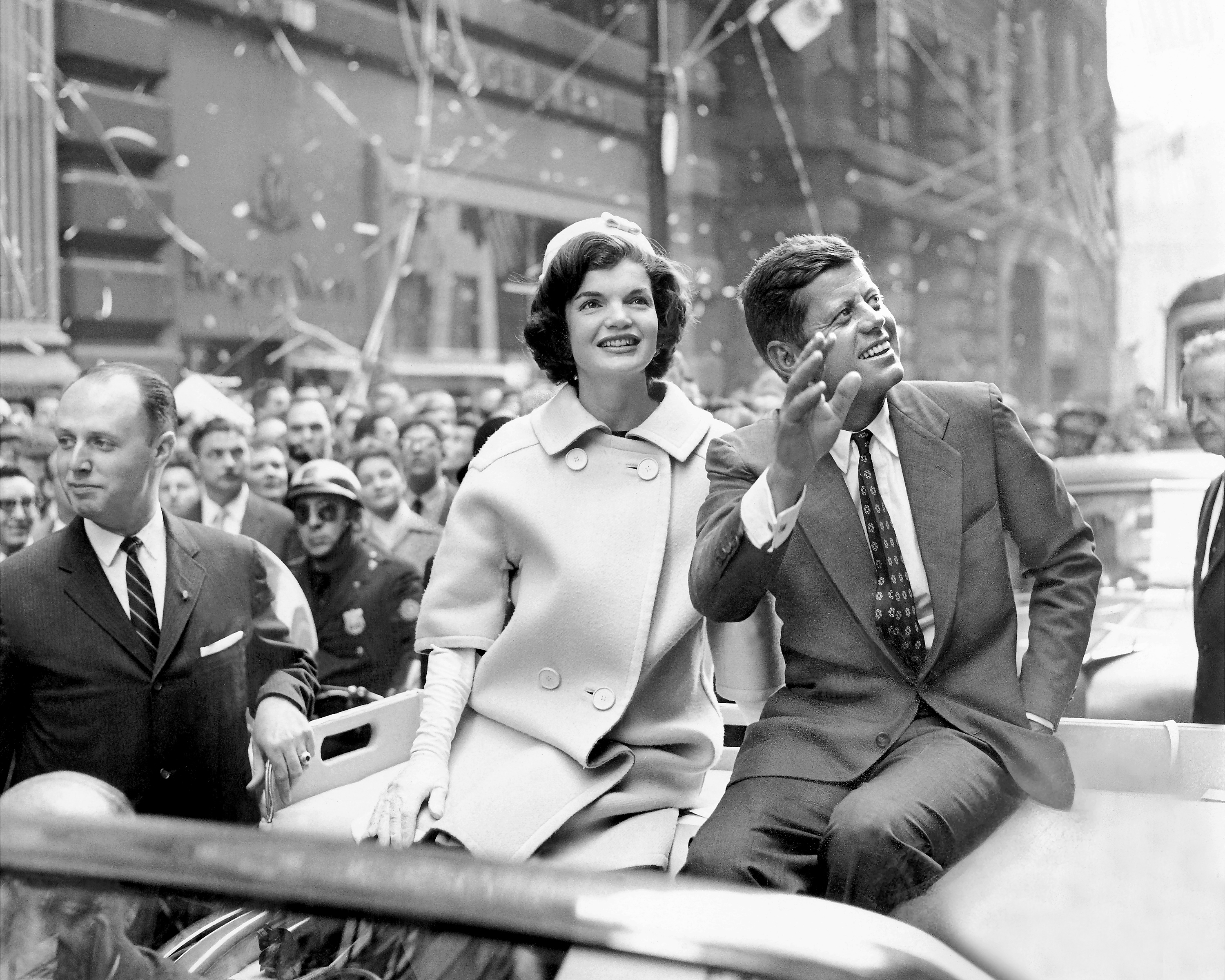 Jacqueline y John F. Kennedy durante un desfile en 1960. | Fuente: Getty Images