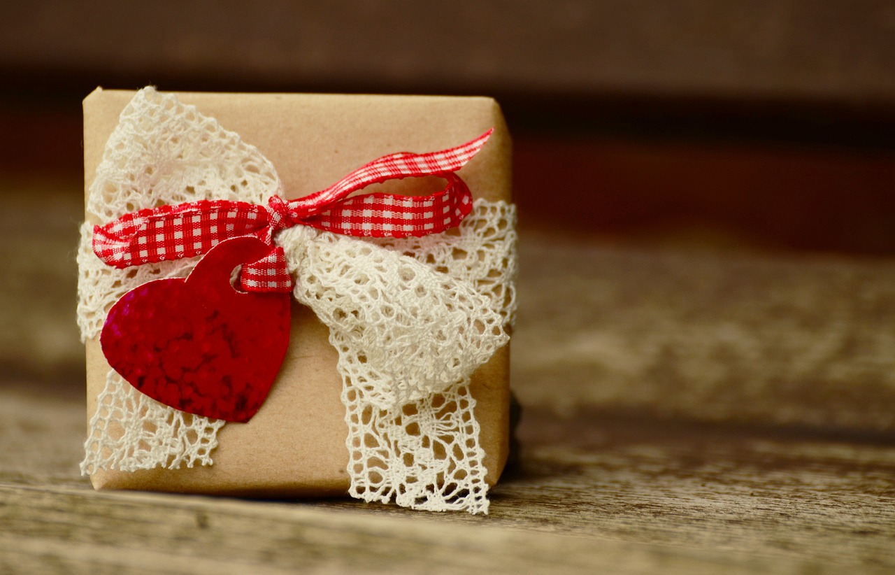 Un regalo de cumpleaños decorado con un corazón y un lazo | Fuente: Pixabay