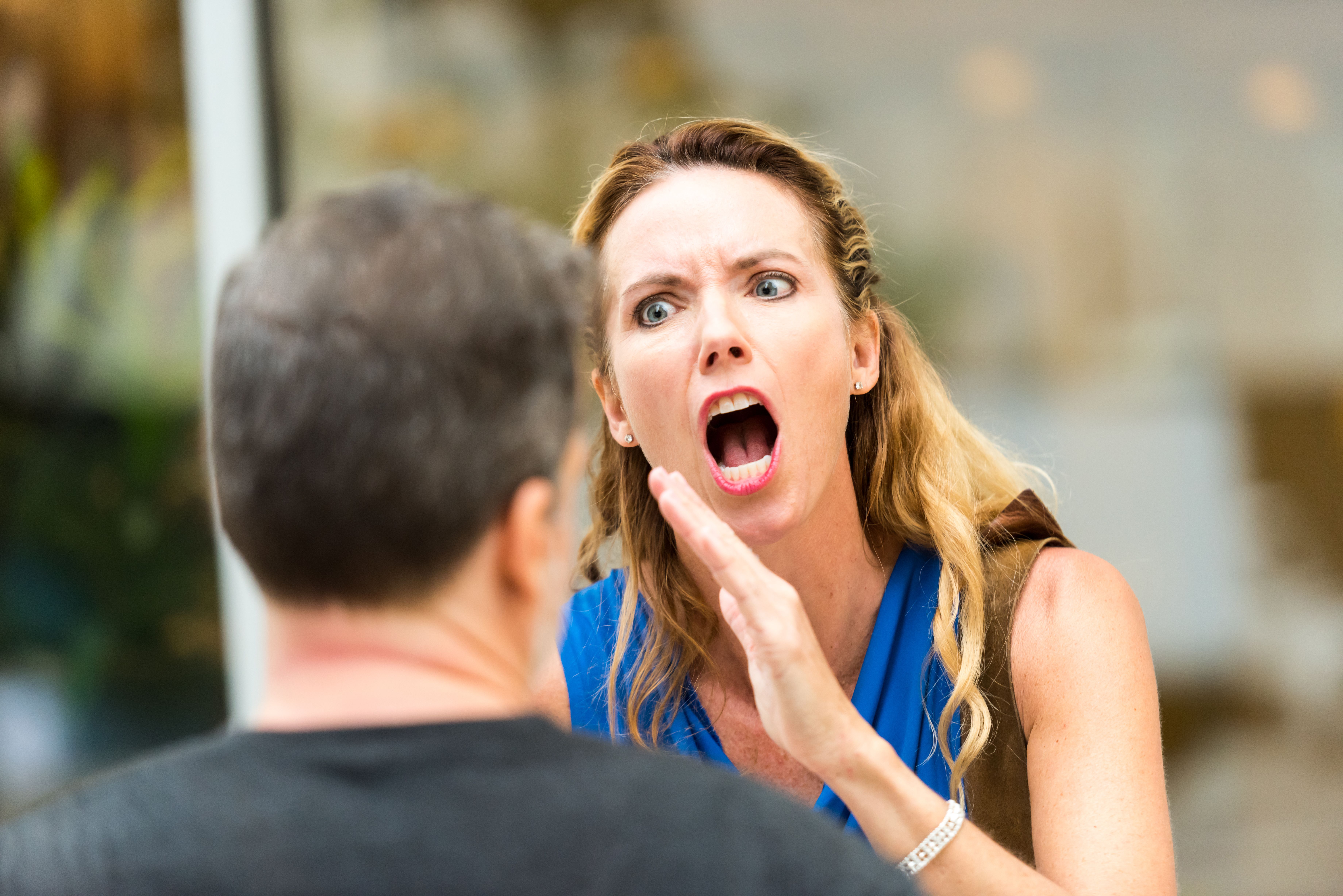 Mujer gritando a un hombre | Foto: Getty Images