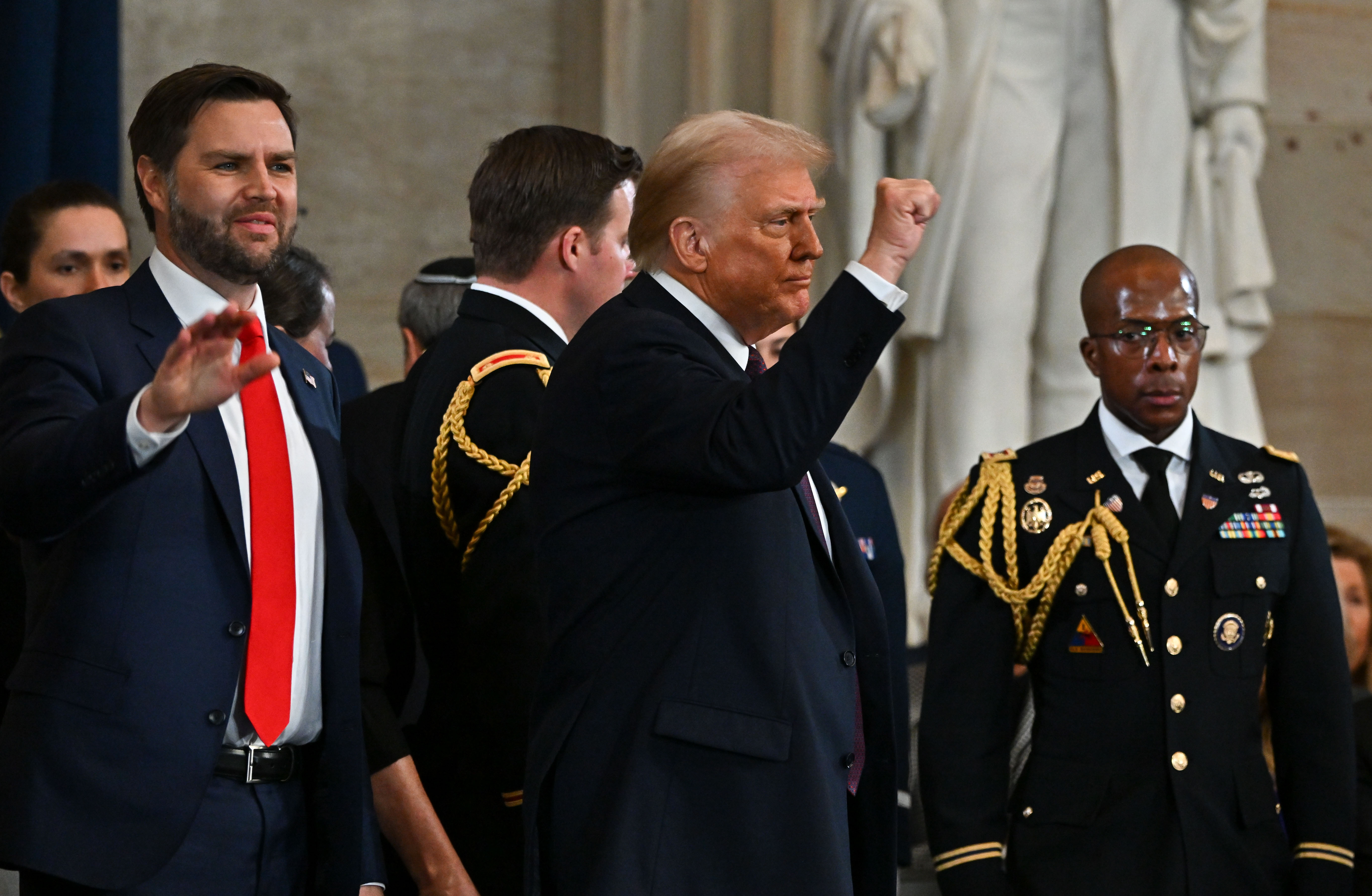 El recién investido presidente Donald Trump y el vicepresidente JD Vance reaccionan al final de la 60ª ceremonia de investidura el 20 de enero de 2025 | Fuente: Getty Images