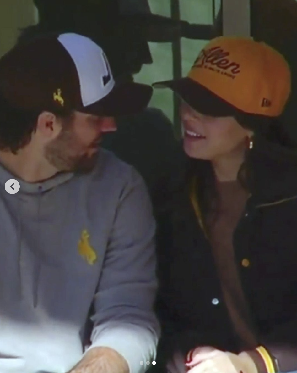 Hailee Steinfeld y Josh Allen comparten un dulce momento durante la ceremonia de retirada de su camiseta el 22 de noviembre de 2025 | Fuente: instagram/pagesix