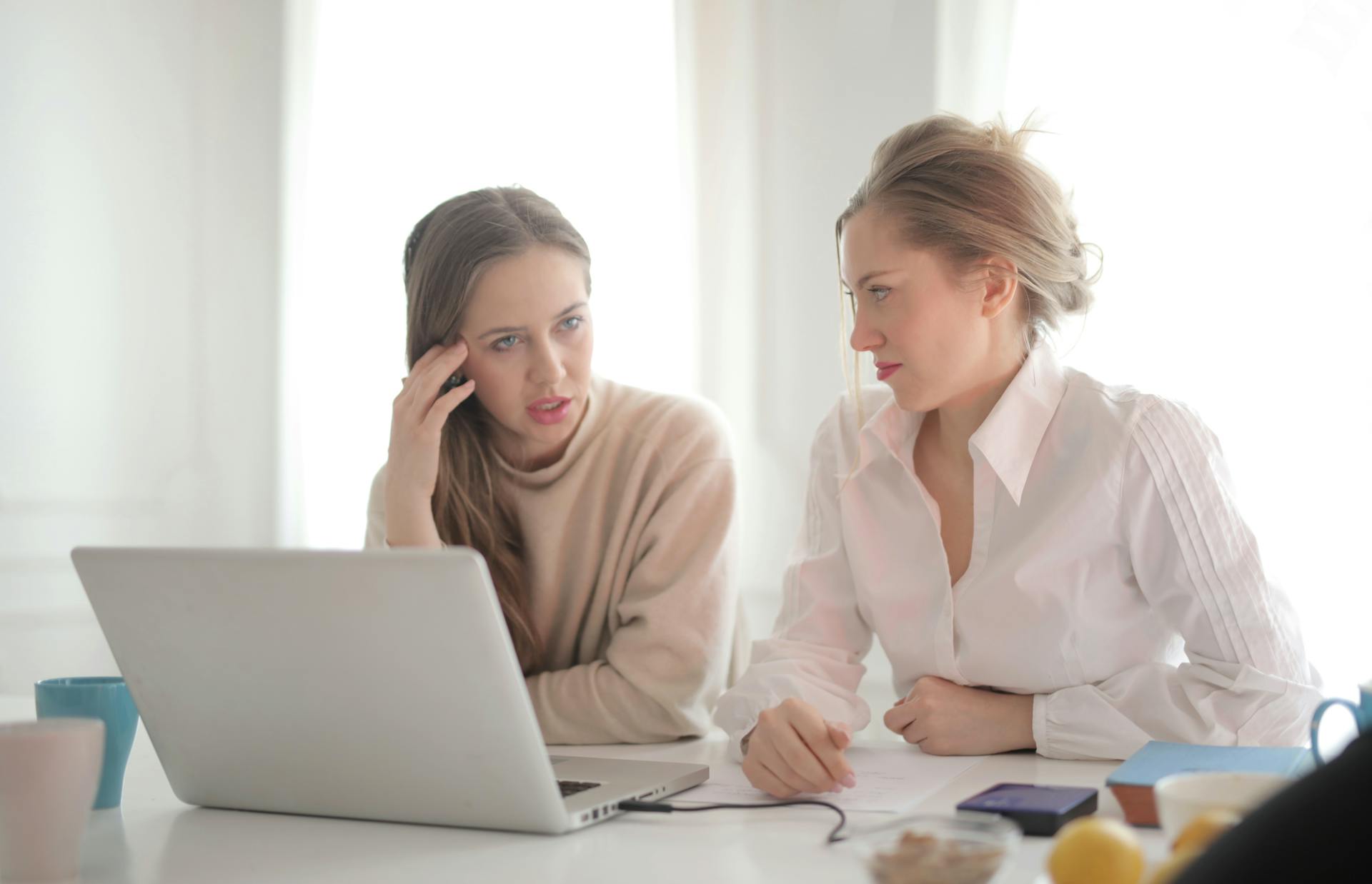 Dos mujeres hablando en un lugar de trabajo | Fuente: Pexels