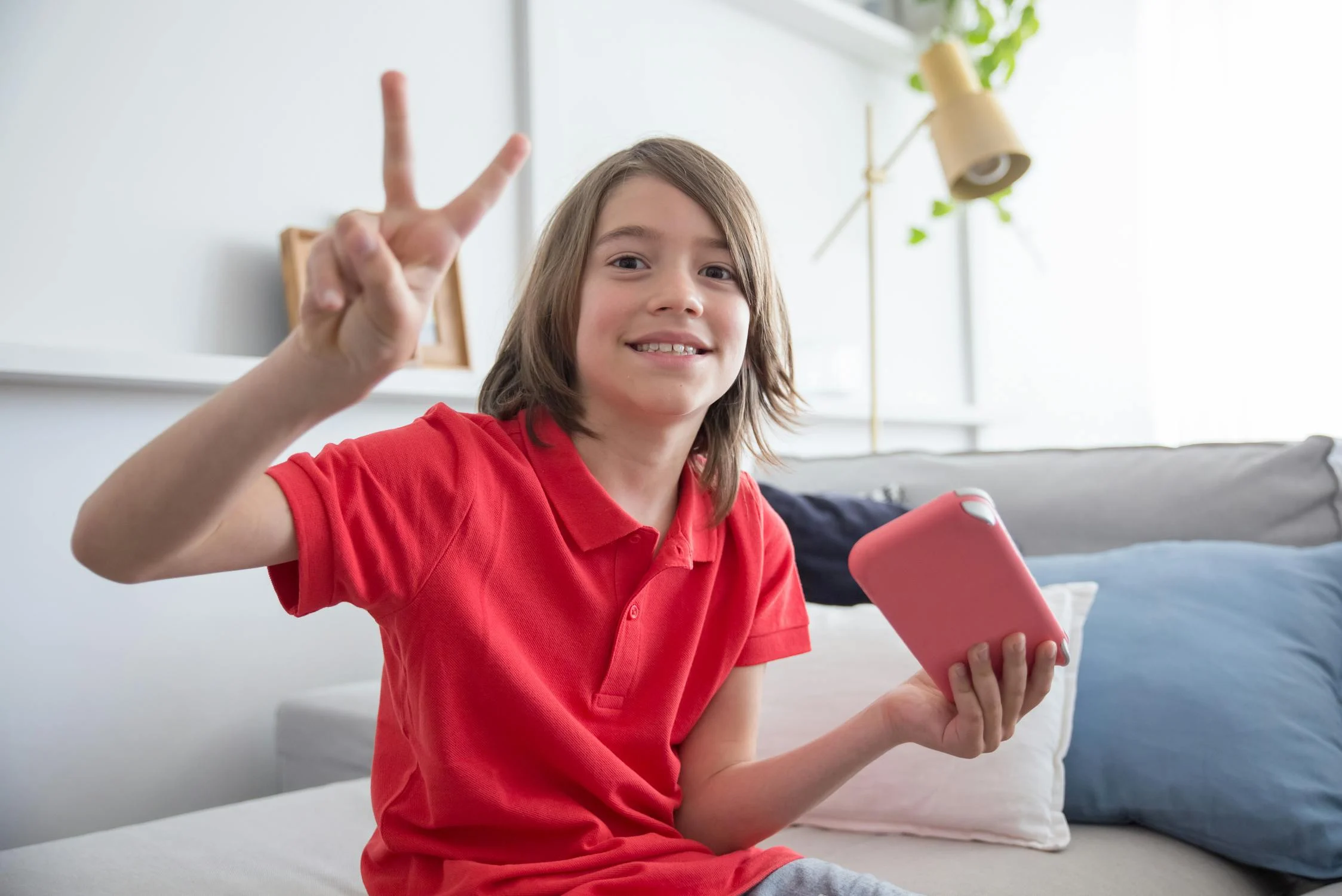 Un niño con su teléfono | Fuente: Pexels