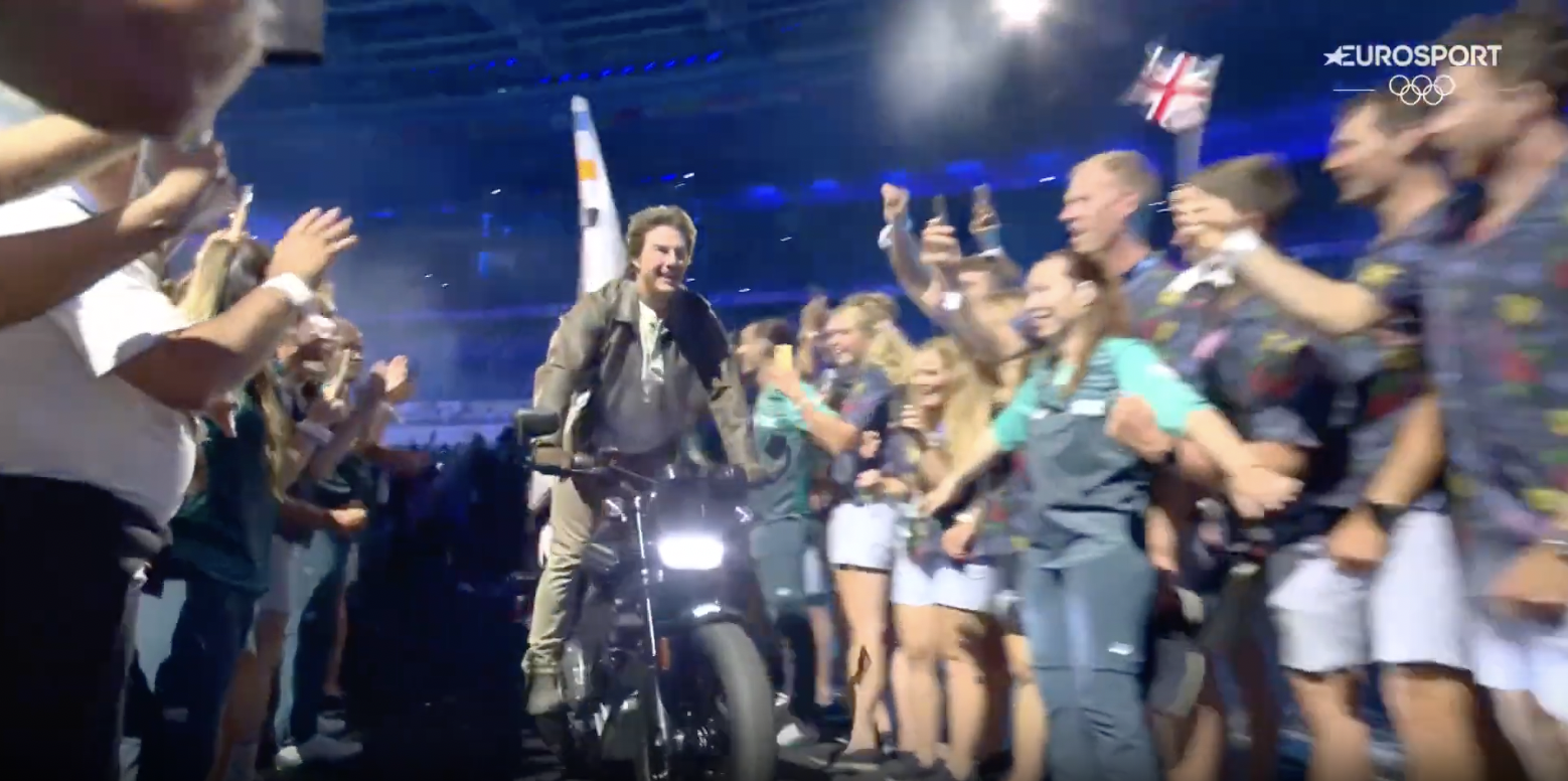 Tom Cruise saliendo del estadio con la bandera olímpica, publicado el 12 de agosto de 2024 | Fuente: YouTube/Eurosport