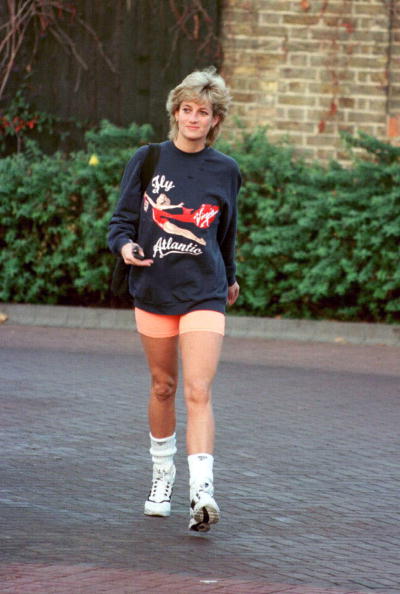 La princesa Diana, princesa de Gales, usando un suéter de Virgin Atlantic, sale del Chelsea Harbour Club, en Londres, en noviembre de 1995 | Fuente: Getty Images