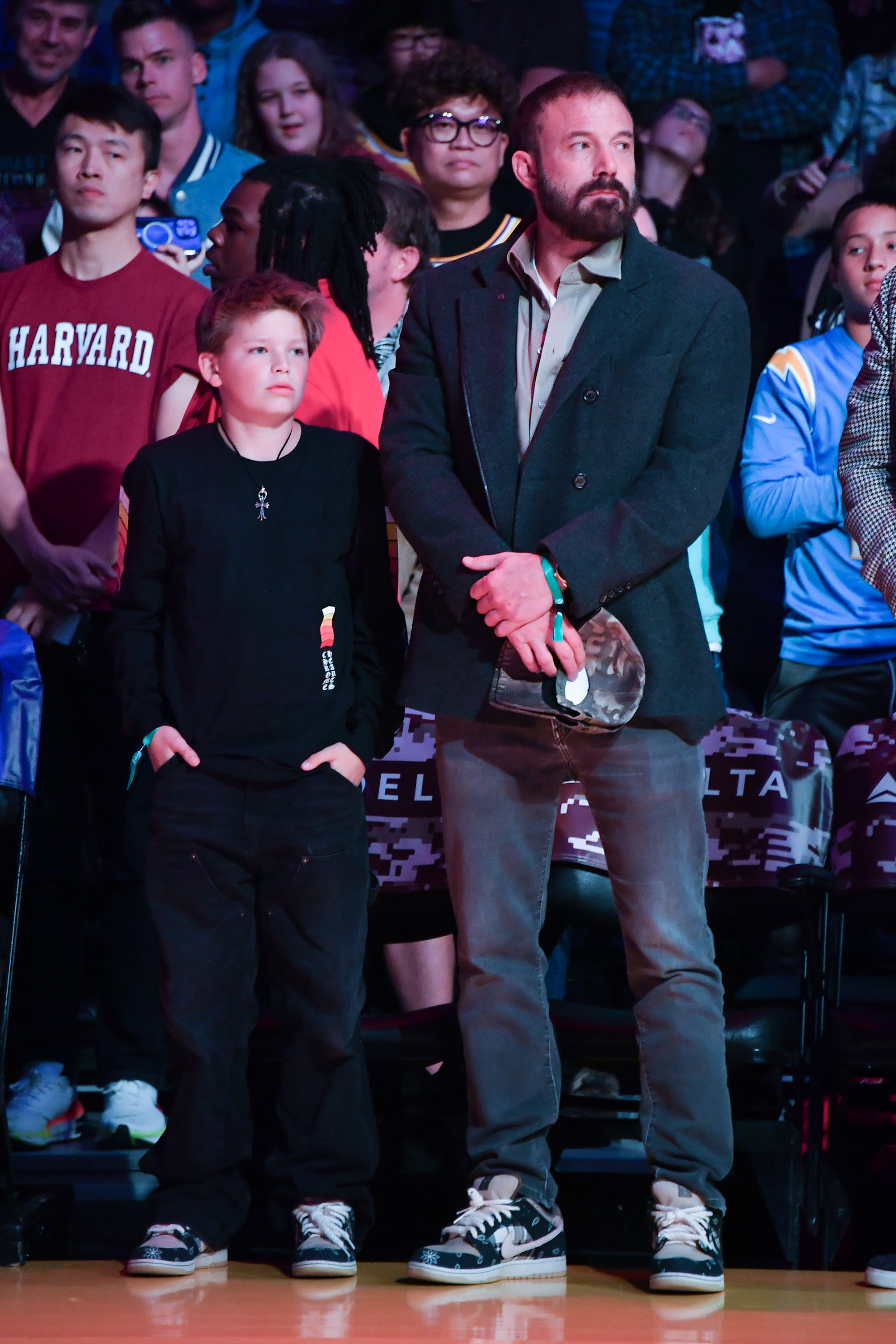 Samuel y Ben Affleck asisten a un partido de baloncesto entre Los Angeles Lakers y los Toronto Raptors en el Crypto.com Arena de Los Angeles, California, el 10 de noviembre de 2024 | Fuente: Getty Images