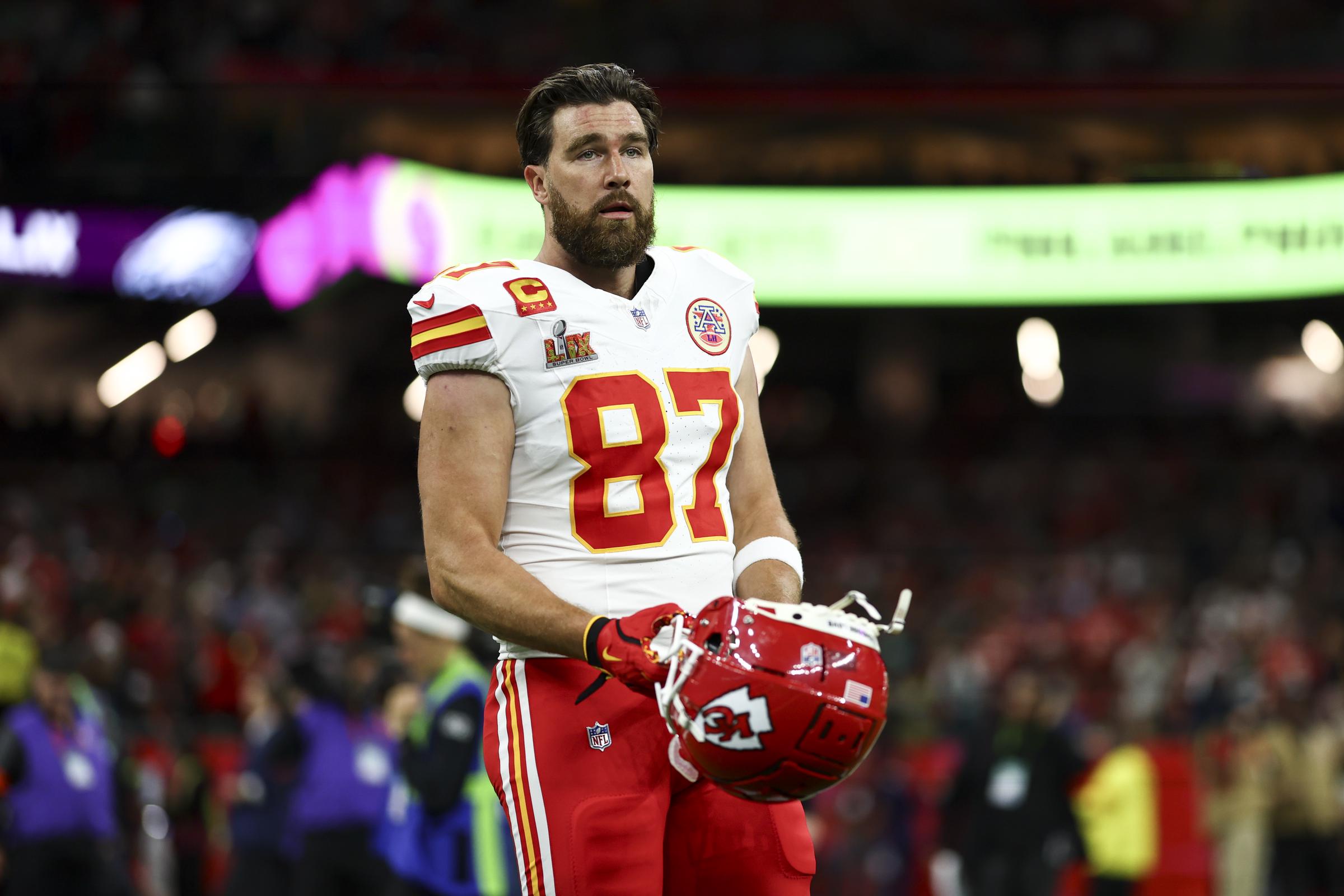 Travis Kelce reacciona en el campo antes de la Super Bowl LIX en el Caesars Superdome el 9 de febrero de 2025 | Fuente: Getty Images