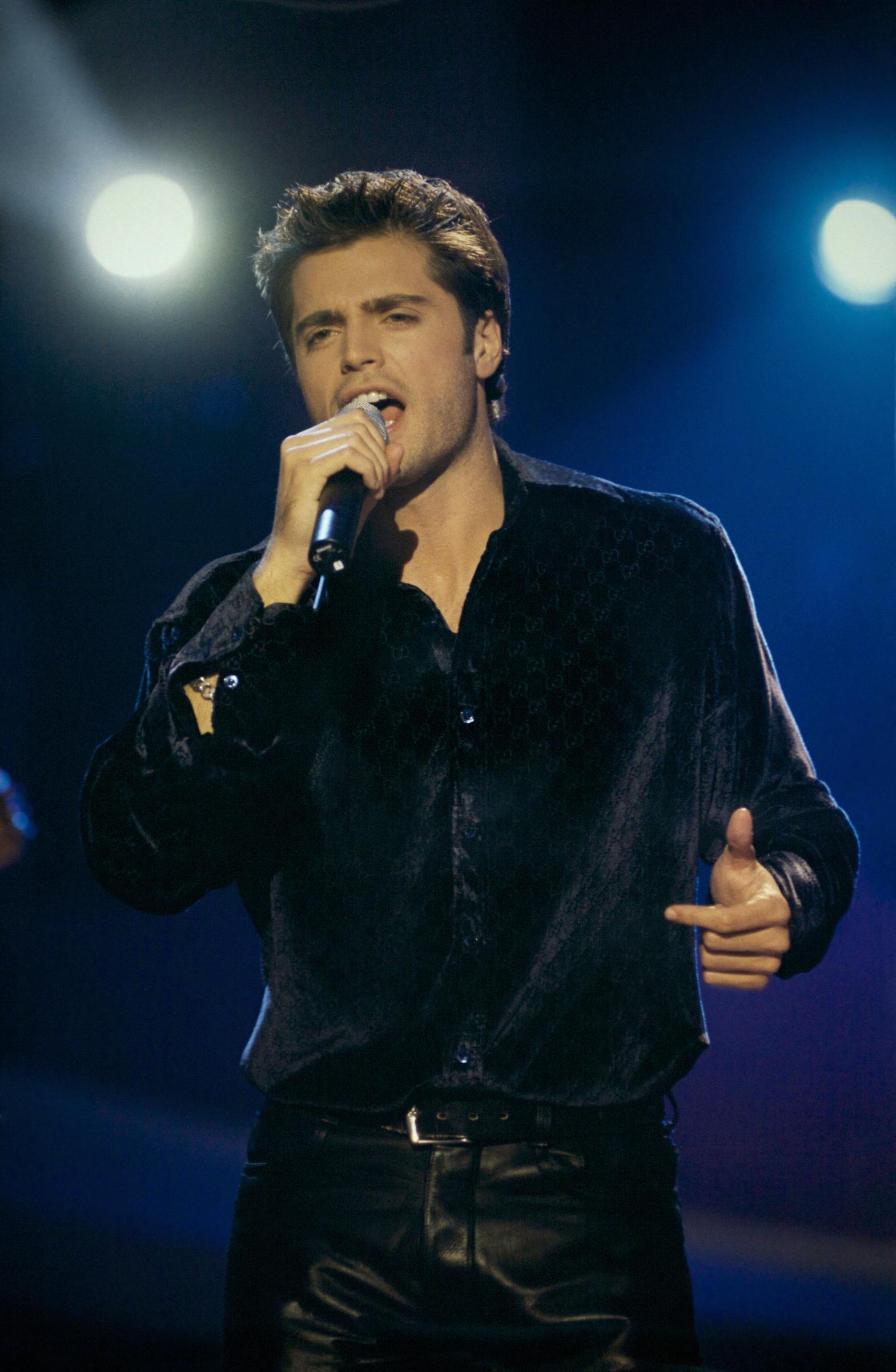 El actor actuando en el programa "Hit Machine" el 17 de diciembre de 1997, en Francia | Fuente: Getty Images