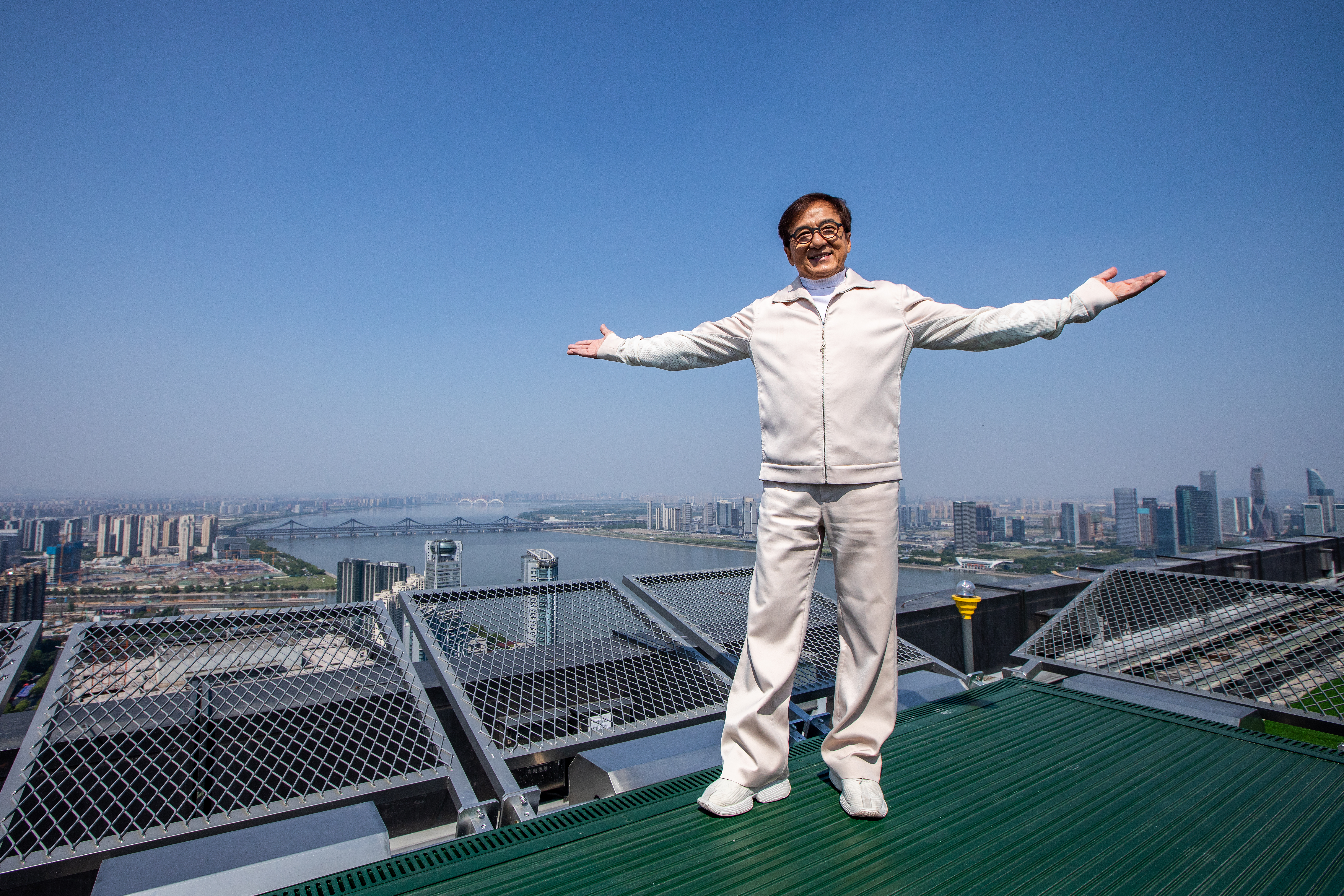 Jackie Chan en un acto comercial en Hangzhou, provincia china de Zhejiang, el 3 de mayo de 2022 | Foto: Getty Images
