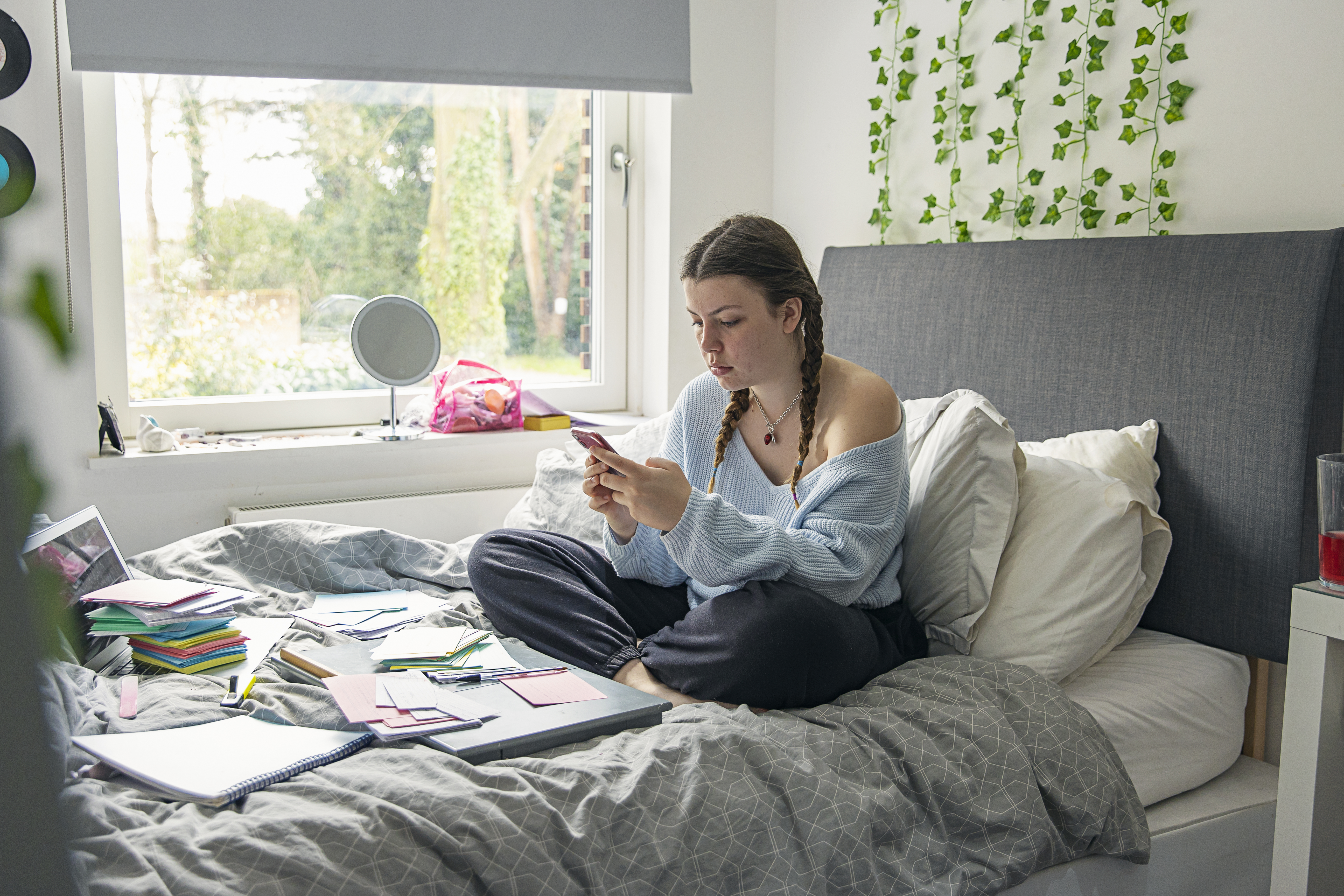 Adolescente estudiando en su habitación | Foto: Getty Images