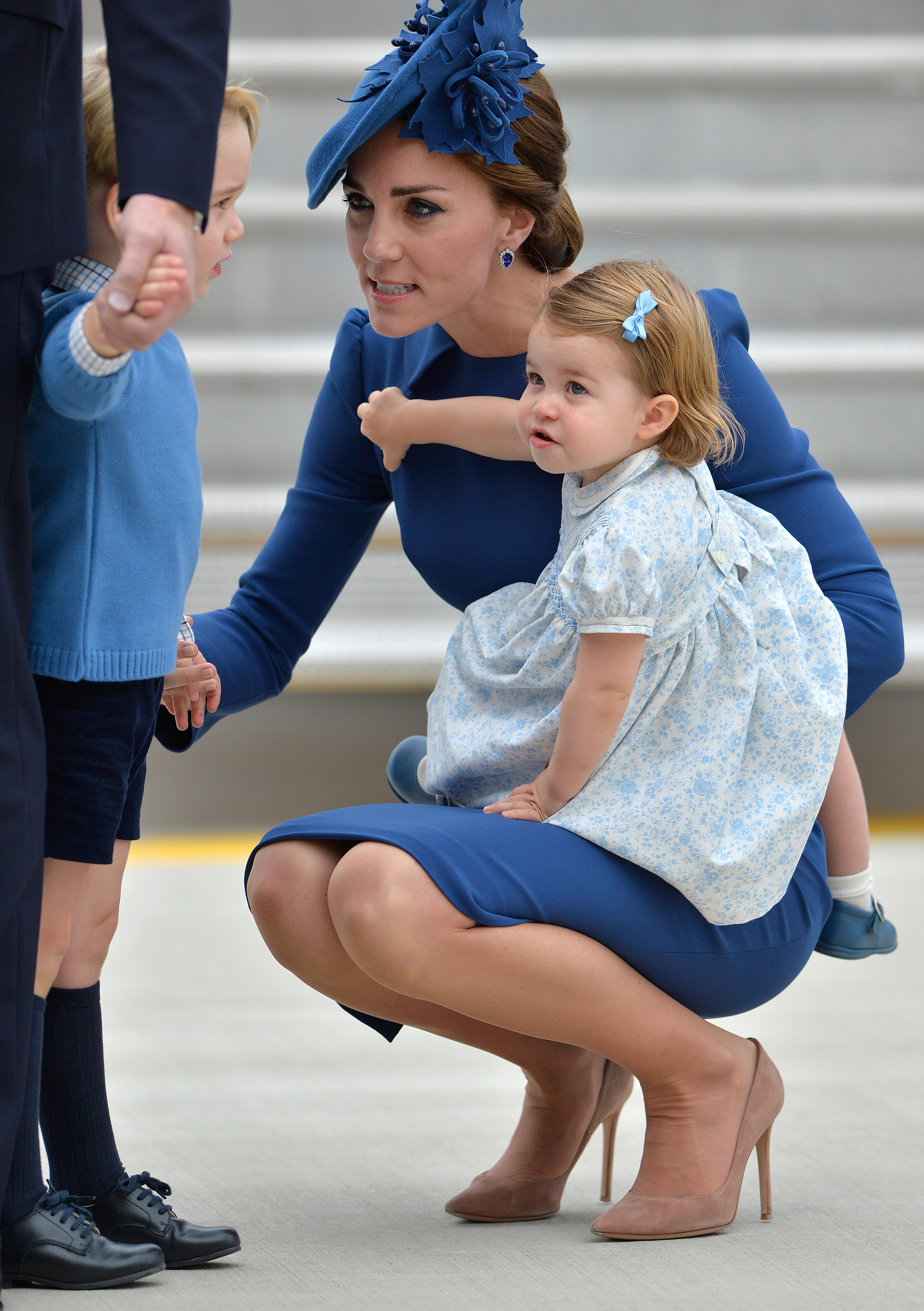 Las princesas Catherine, Charlotte y el principe George en el aeropuerto de Victoria para el Royal Tour el 24 de septiembre de 2016, en Canadá. | Foto: Getty Images