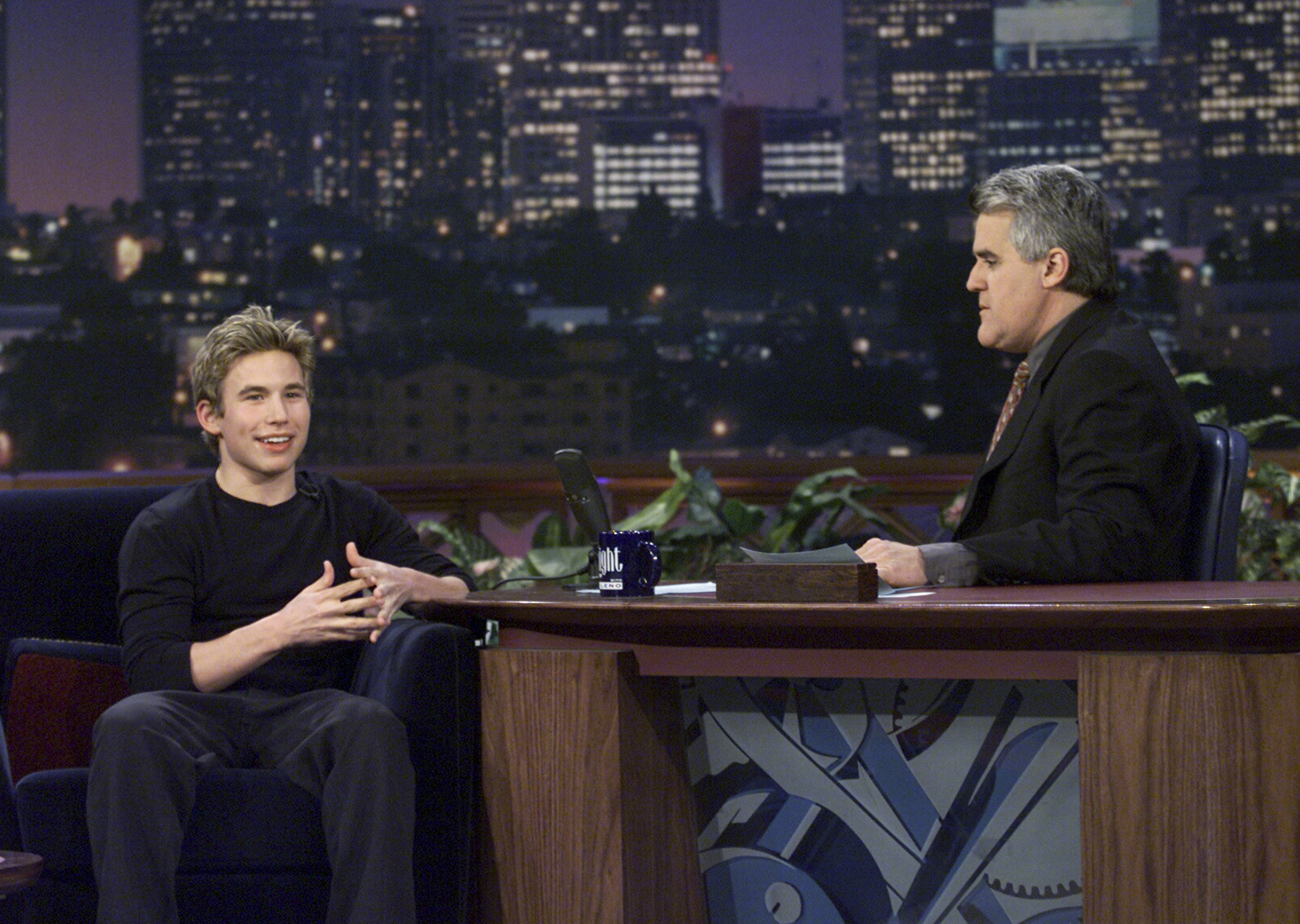 Jonathan Taylor Thomas durante una entrevista con el presentador Jay Leno el 28 de enero de 2000 | Fuente: Getty Images