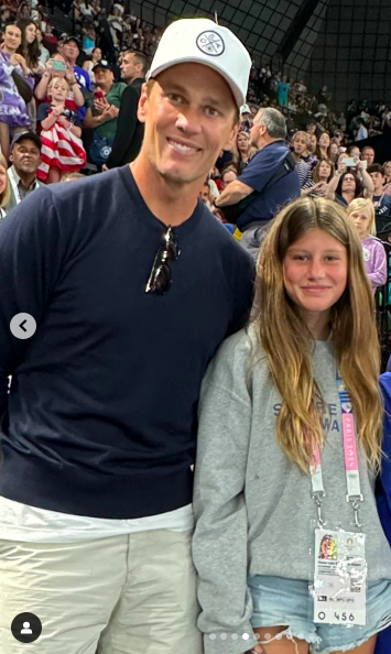 Tom y Vivian Brady posando para una foto en los Juegos Olímpicos de París, publicada el 8 de agosto de 2024 | Fuente: Instagram/tombrady