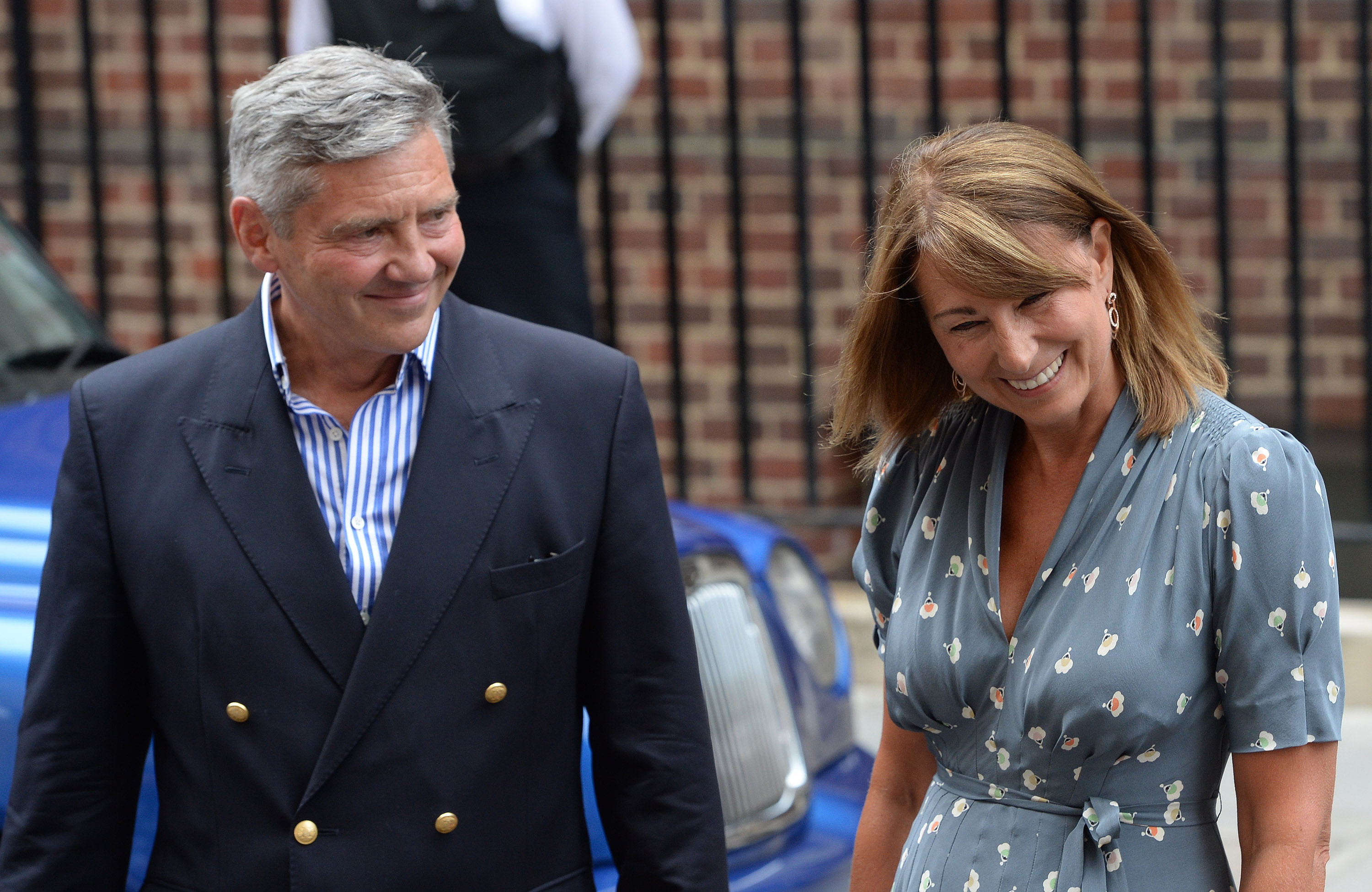 Carole Middleton y Michael Middleton llegan para ver a Catherine, duquesa de Cambridge y al príncipe William, duque de Cambridge y a su hijo recién nacido en el Lindo Wing del Hospital St Mary en Londres, Inglaterra, el 23 de julio de 2013. | Foto: Getty Images