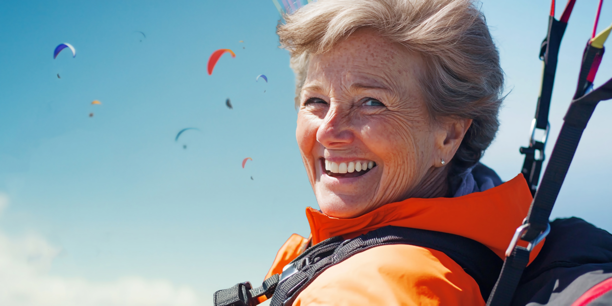 Anciana feliz haciendo parapente | Fuente: Midjourney