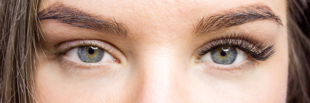 Modelo con pestañas postizas en un ojo. | Foto: Shutterstock