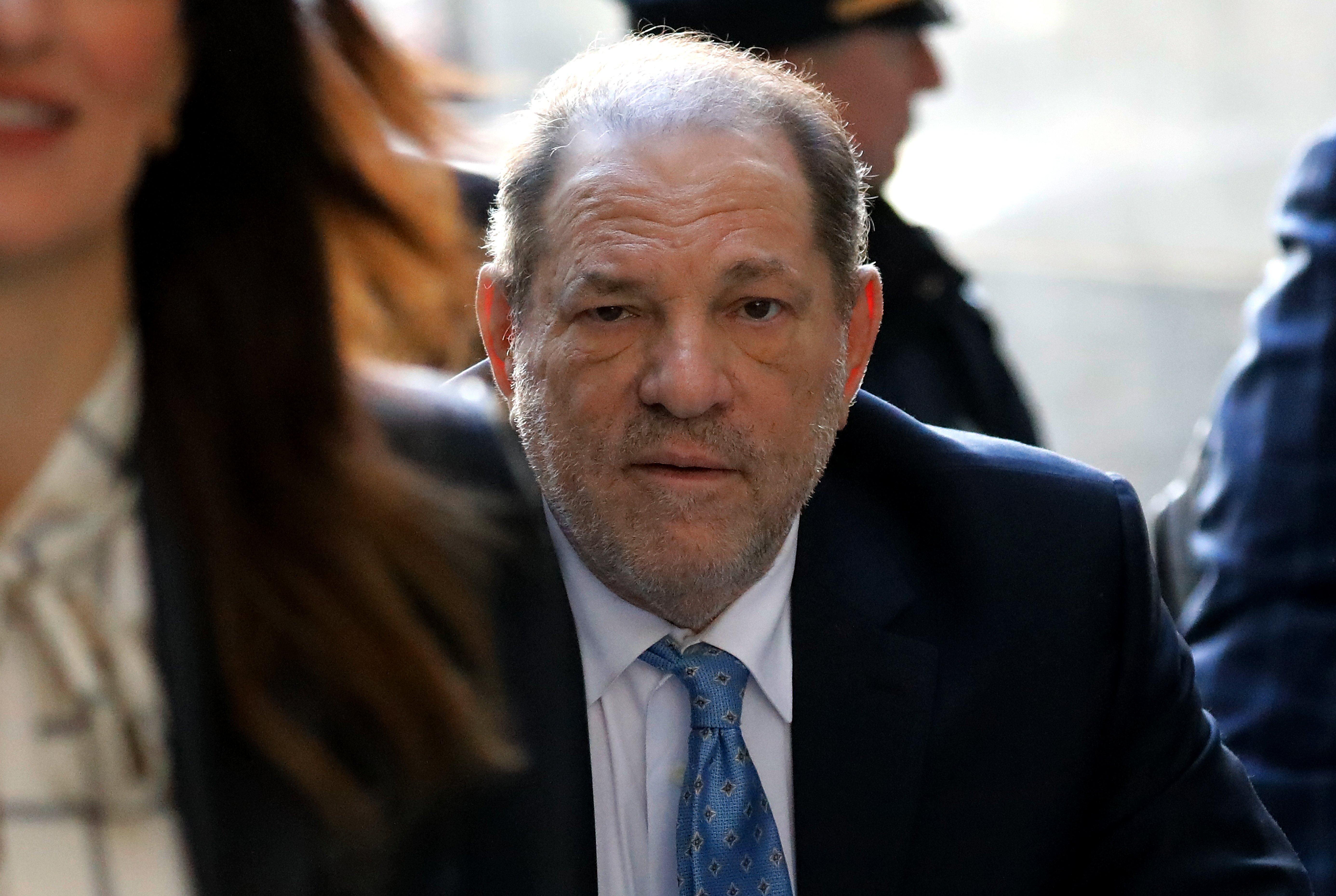 Harvey Weinstein, ex copresidente del centro Weinstein Co. llega a la corte suprema del estado en Nueva York, EE.UU, el lunes 24 de febrero de 2020. | Foto: Getty Images