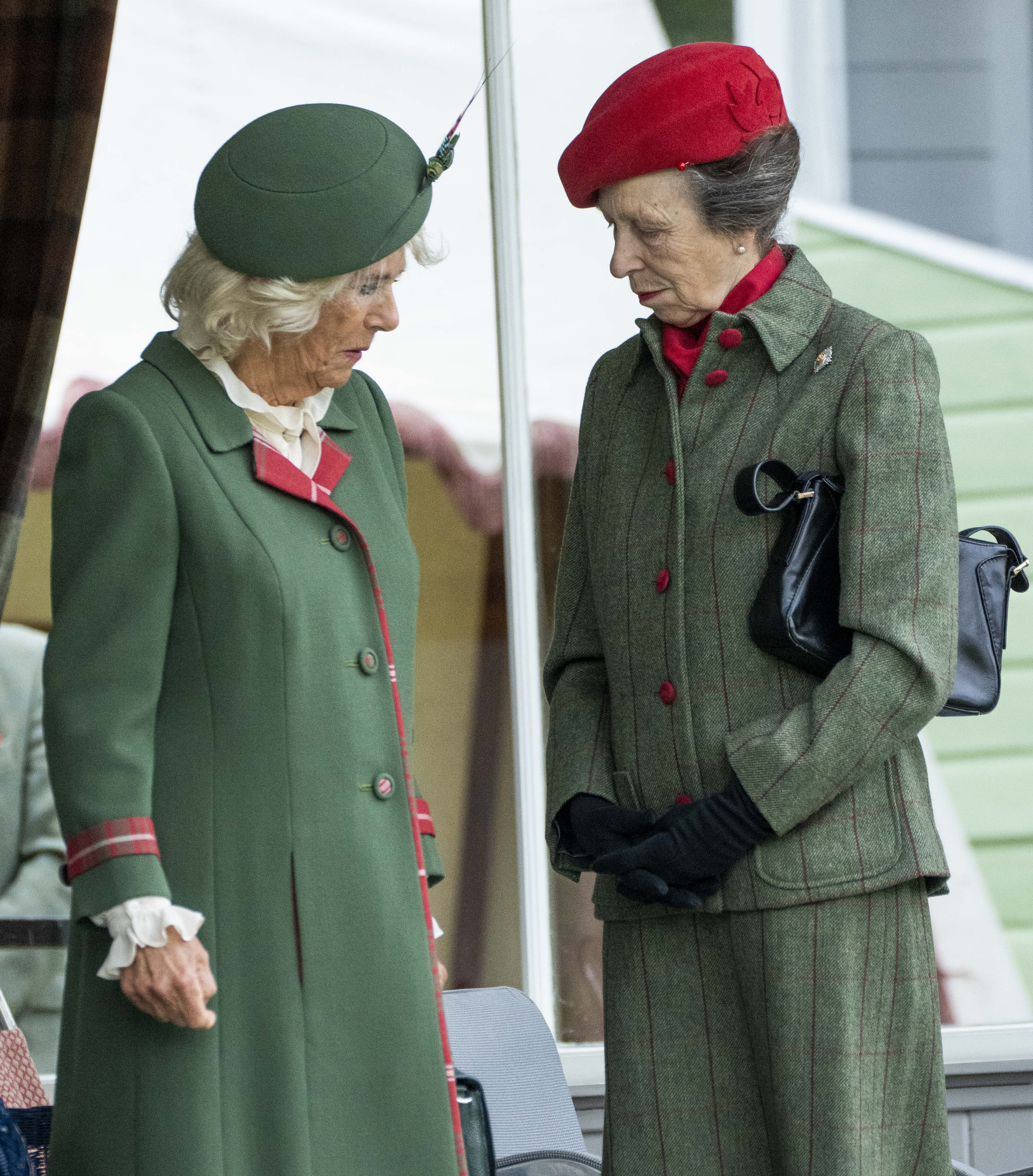 La reina Camilla y la princesa Anne en el Braemar Highland Gathering el 3 de septiembre de 2022, en Braemar, Escocia. | Fuente: Getty Images