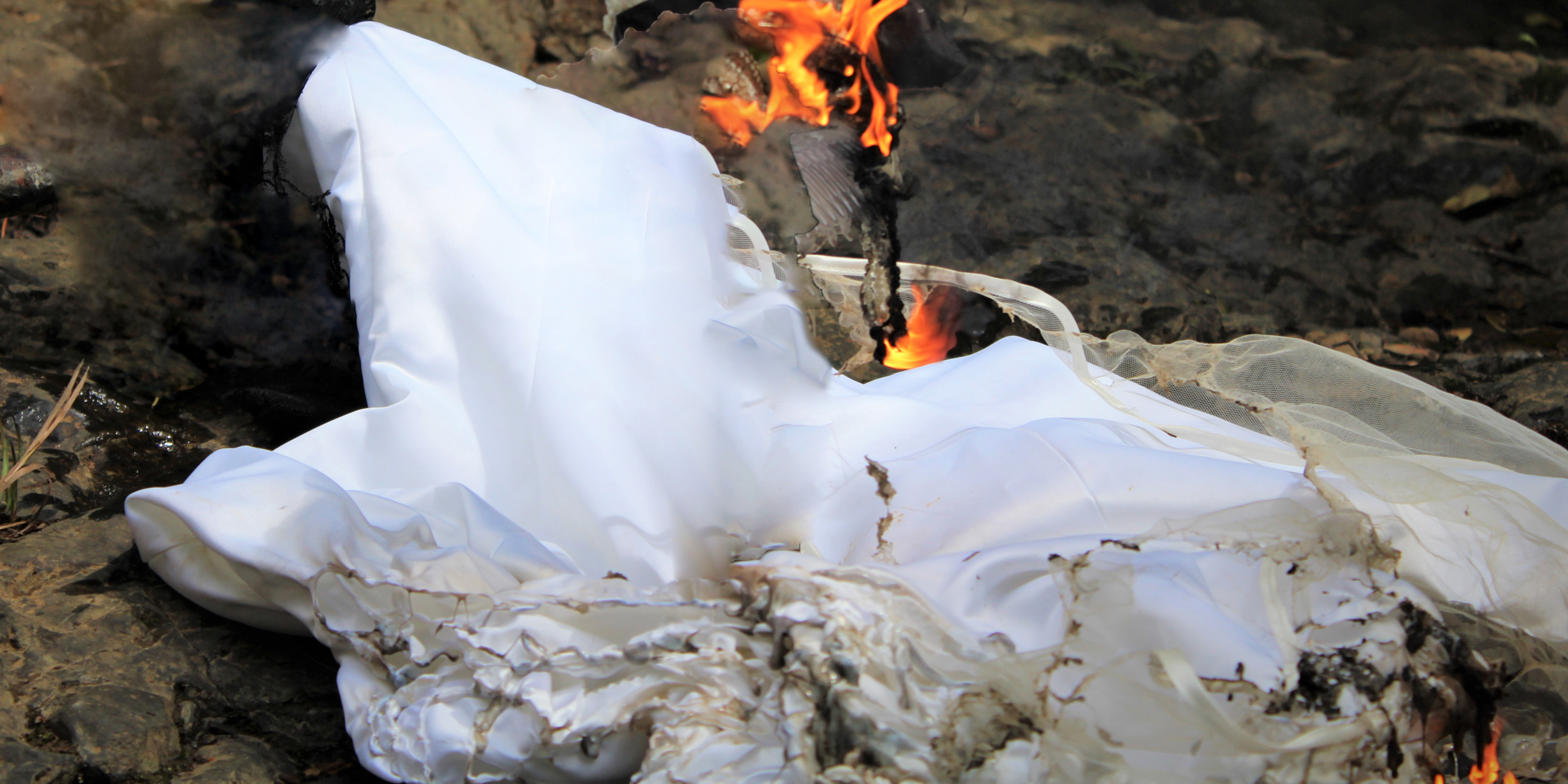 Vestido de novia en llamas | Fuente: Shutterstock