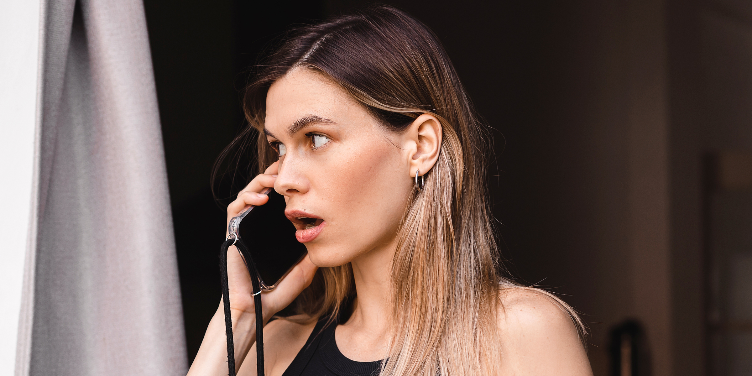 Mujer sorprendida al teléfono | Fuente: Shutterstock