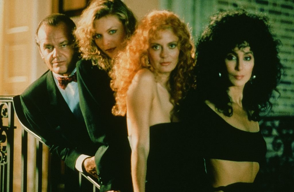Jack Nicholson, Michelle Pfeiffer, Susan Sarandon y Cher posan para la película "Las Brujas de Eastwick". | Foto: Getty Images