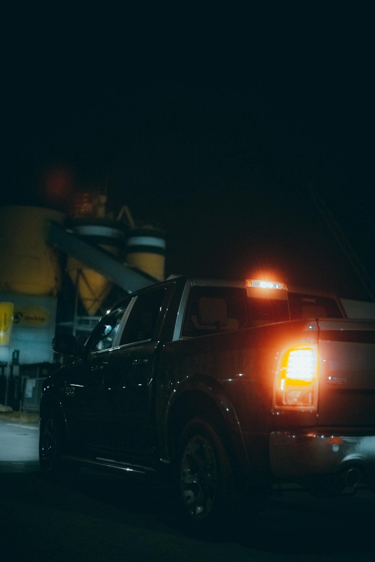 Una camioneta en la calle de noche | Fuente: Pexels